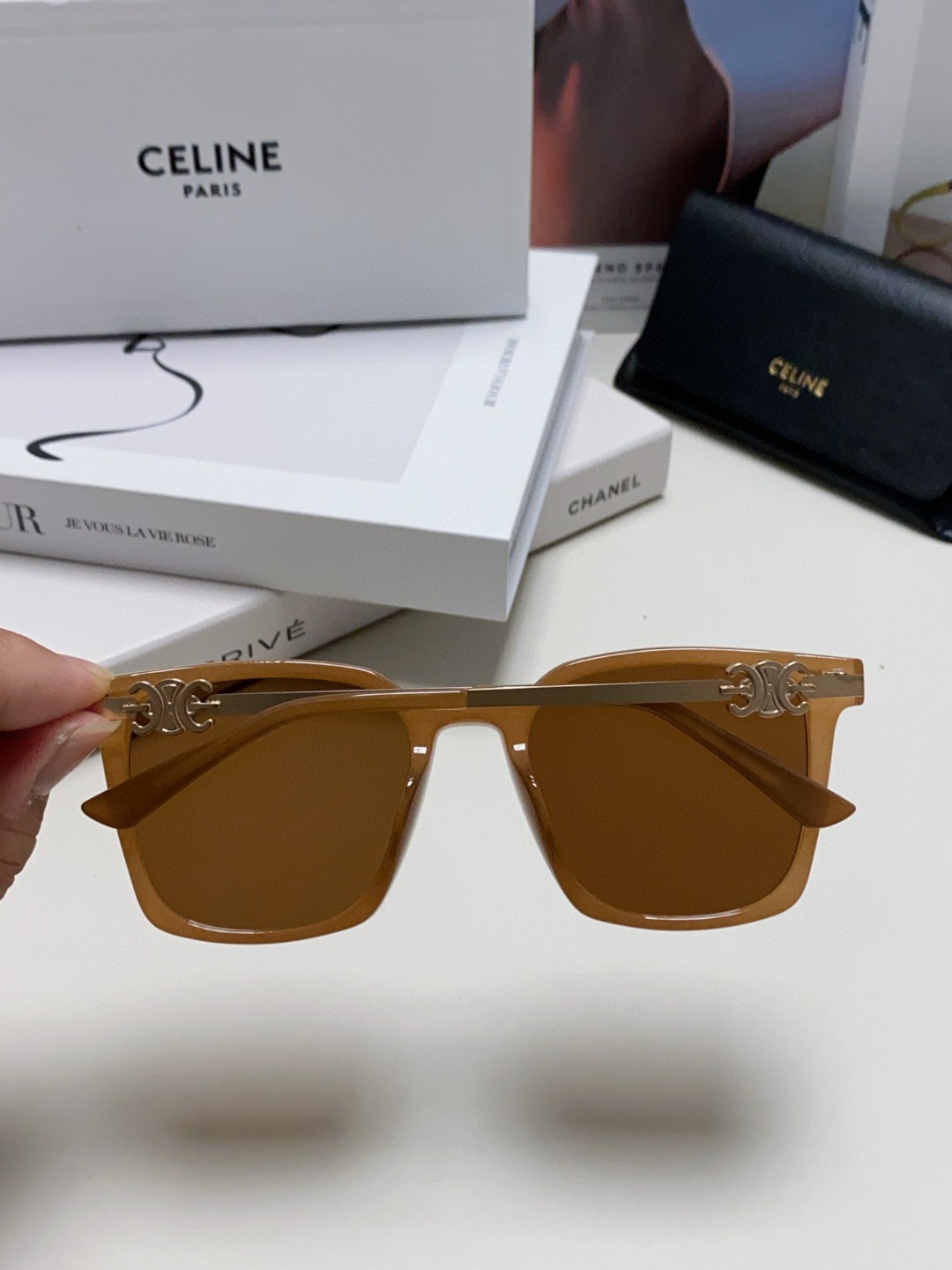  CELINE 赛琳 小红书爆款 徽标巧妙的金属装饰 简单的框型 随手一戴 尽显潮流高贵与奢华 6色