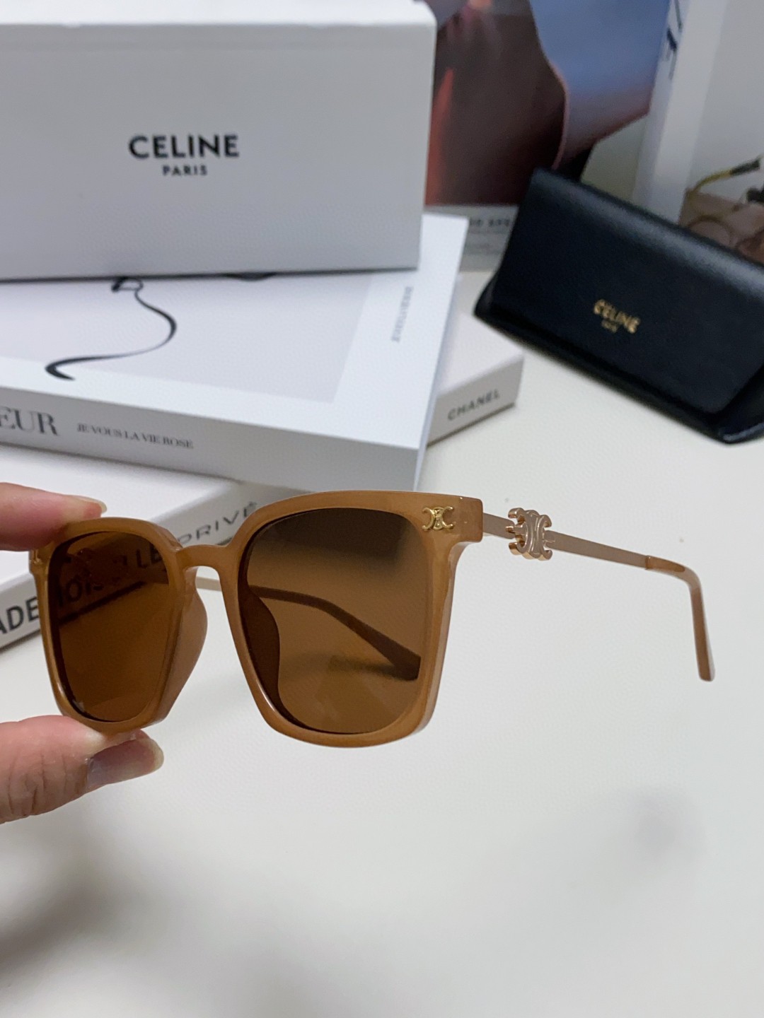  CELINE 赛琳 小红书爆款 徽标巧妙的金属装饰 简单的框型 随手一戴 尽显潮流高贵与奢华 6色