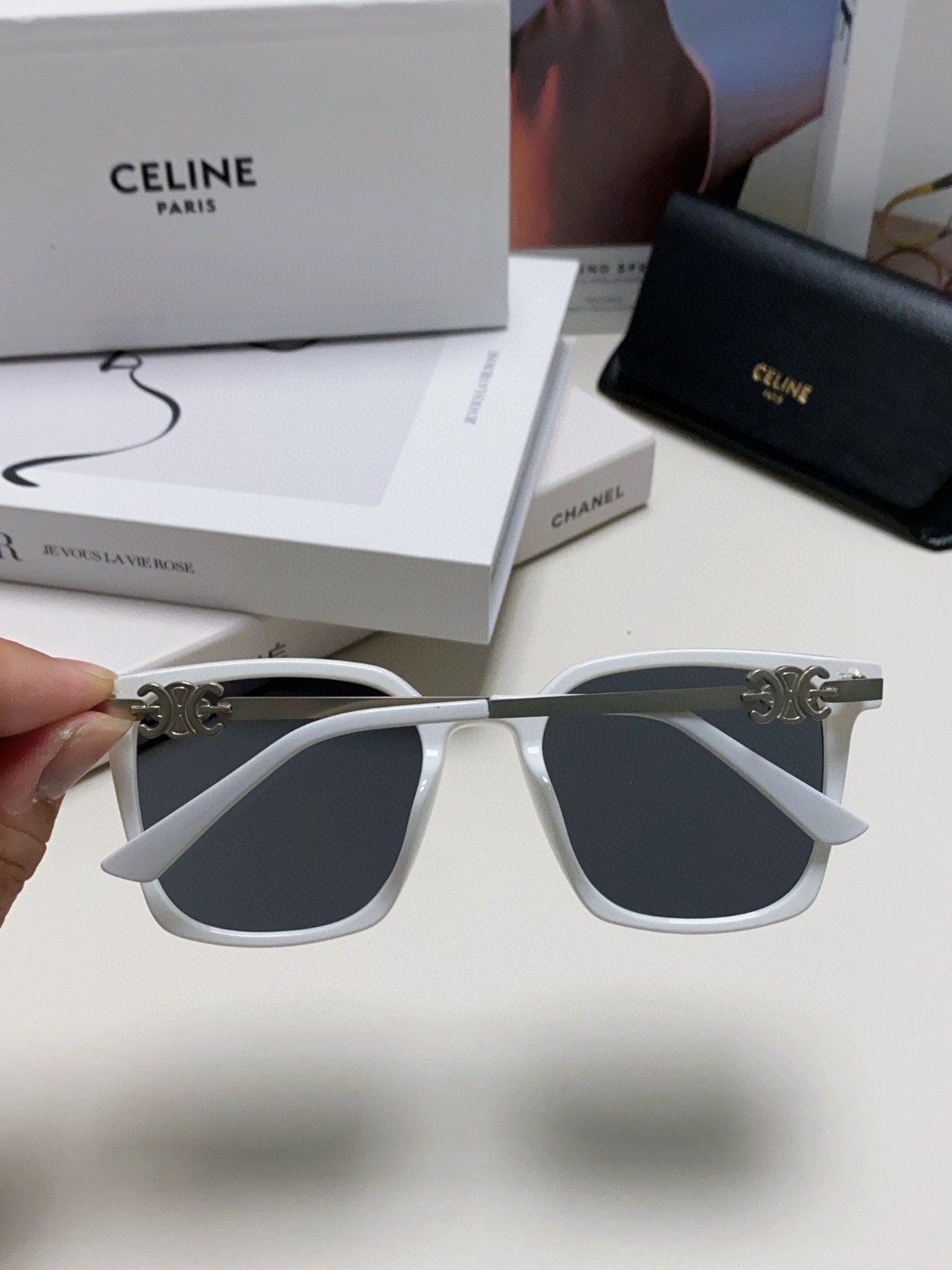  CELINE 赛琳 小红书爆款 徽标巧妙的金属装饰 简单的框型 随手一戴 尽显潮流高贵与奢华 6色