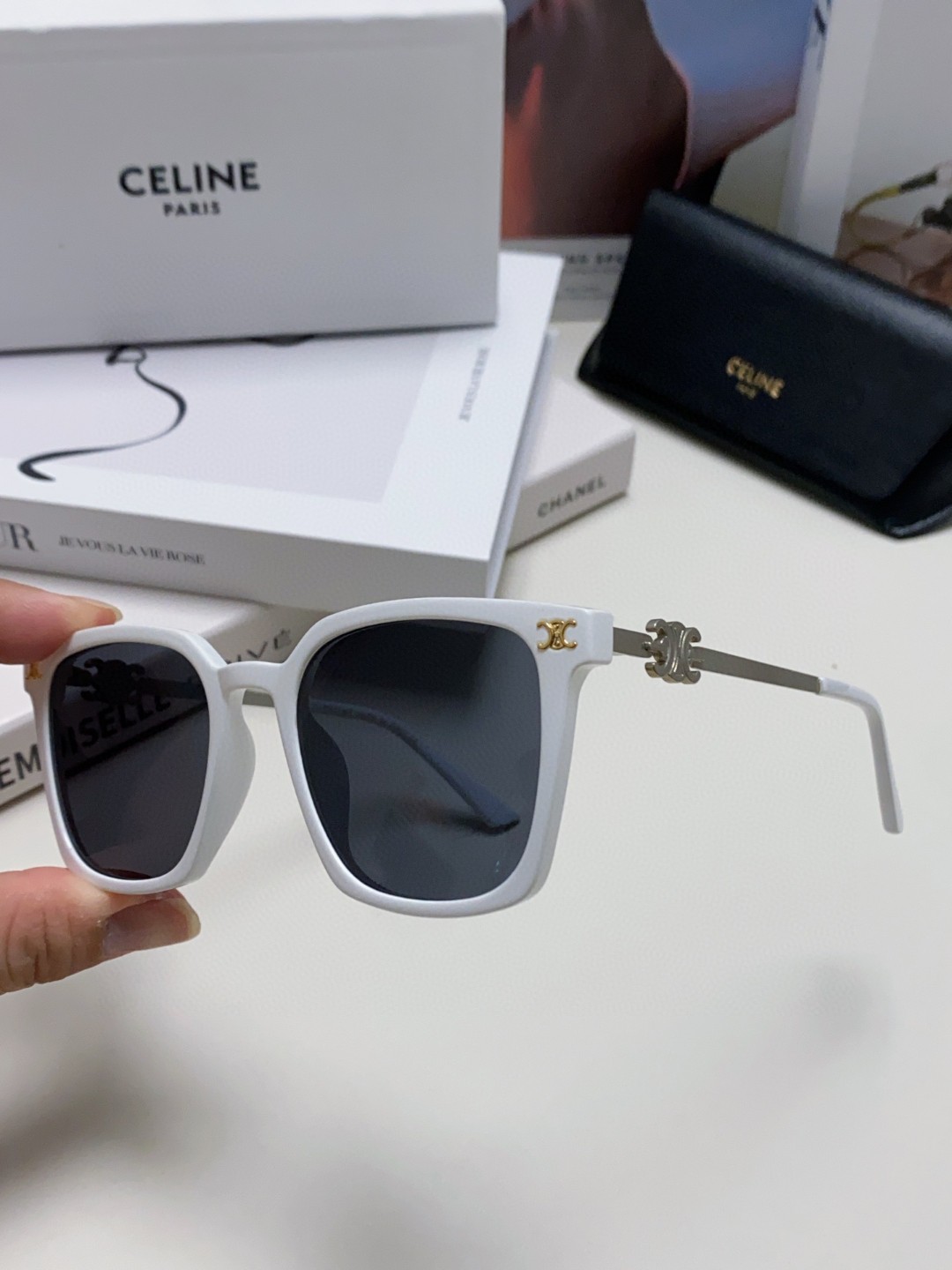  CELINE 赛琳 小红书爆款 徽标巧妙的金属装饰 简单的框型 随手一戴 尽显潮流高贵与奢华 6色