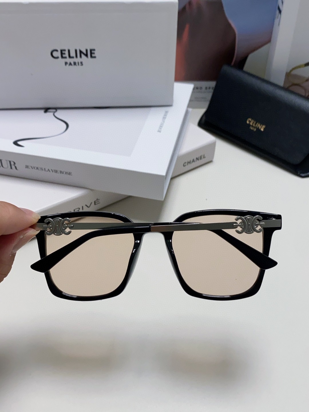  CELINE 赛琳 小红书爆款 徽标巧妙的金属装饰 简单的框型 随手一戴 尽显潮流高贵与奢华 6色
