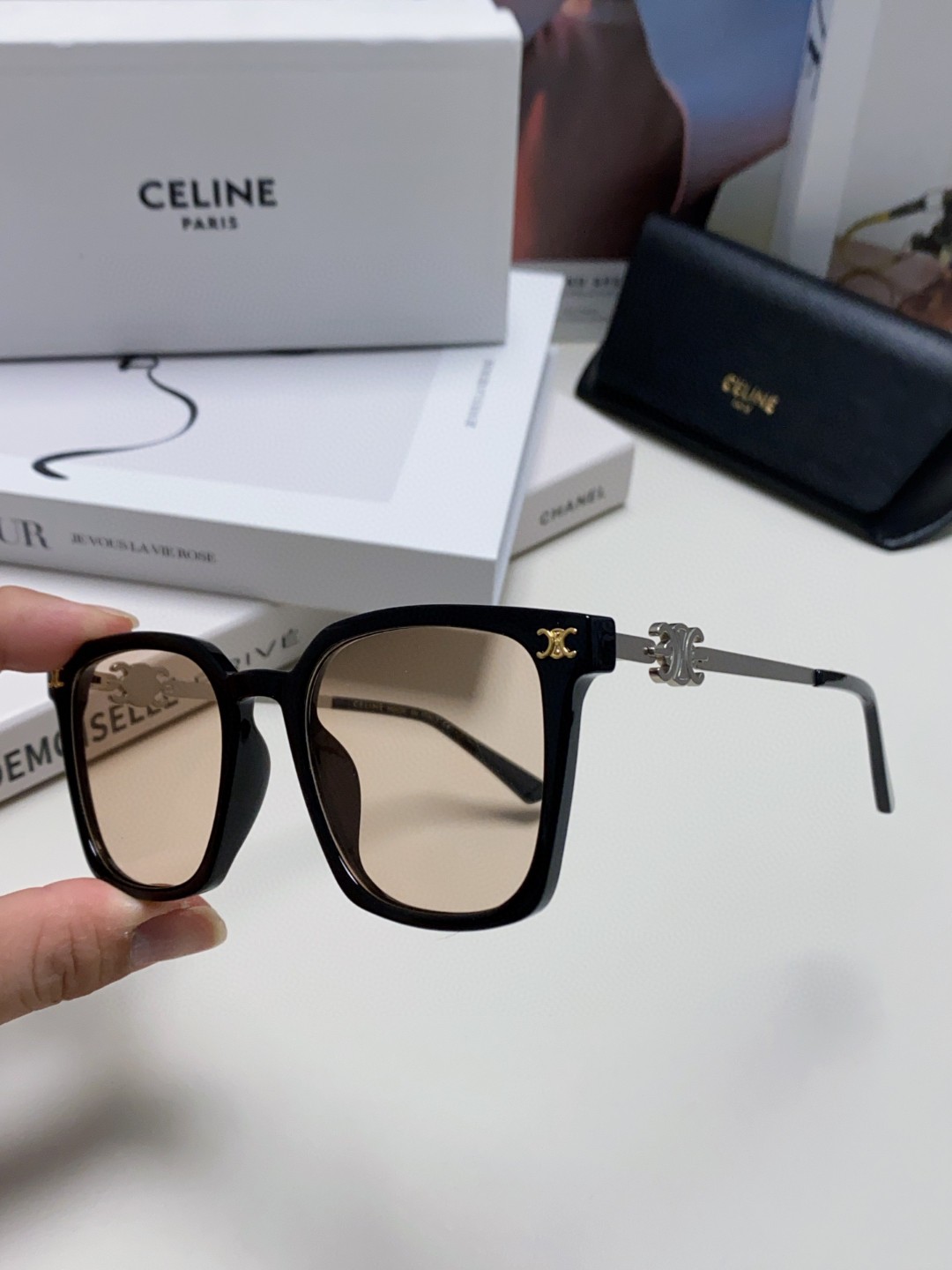  CELINE 赛琳 小红书爆款 徽标巧妙的金属装饰 简单的框型 随手一戴 尽显潮流高贵与奢华 6色