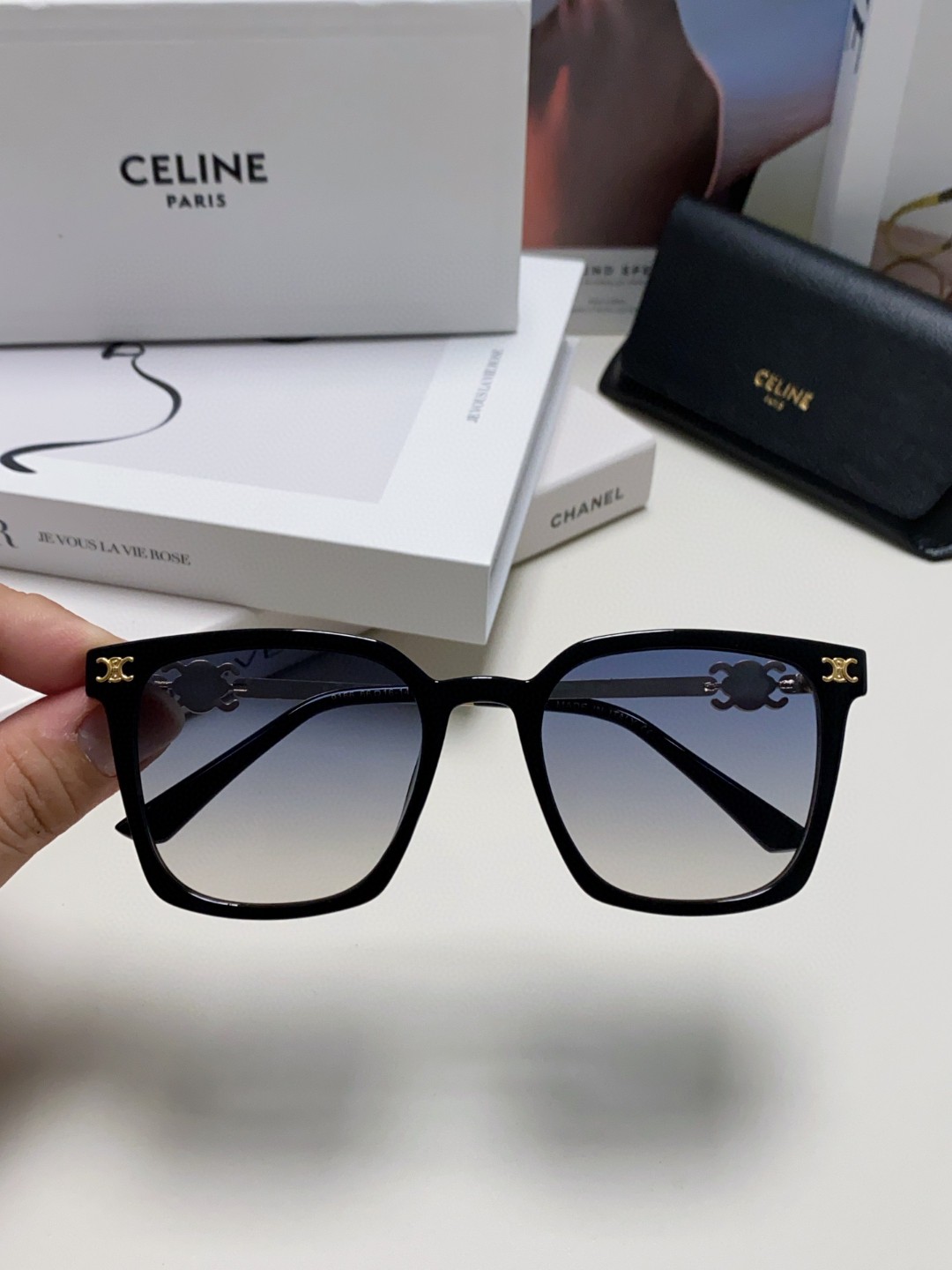  CELINE 赛琳 小红书爆款 徽标巧妙的金属装饰 简单的框型 随手一戴 尽显潮流高贵与奢华 6色