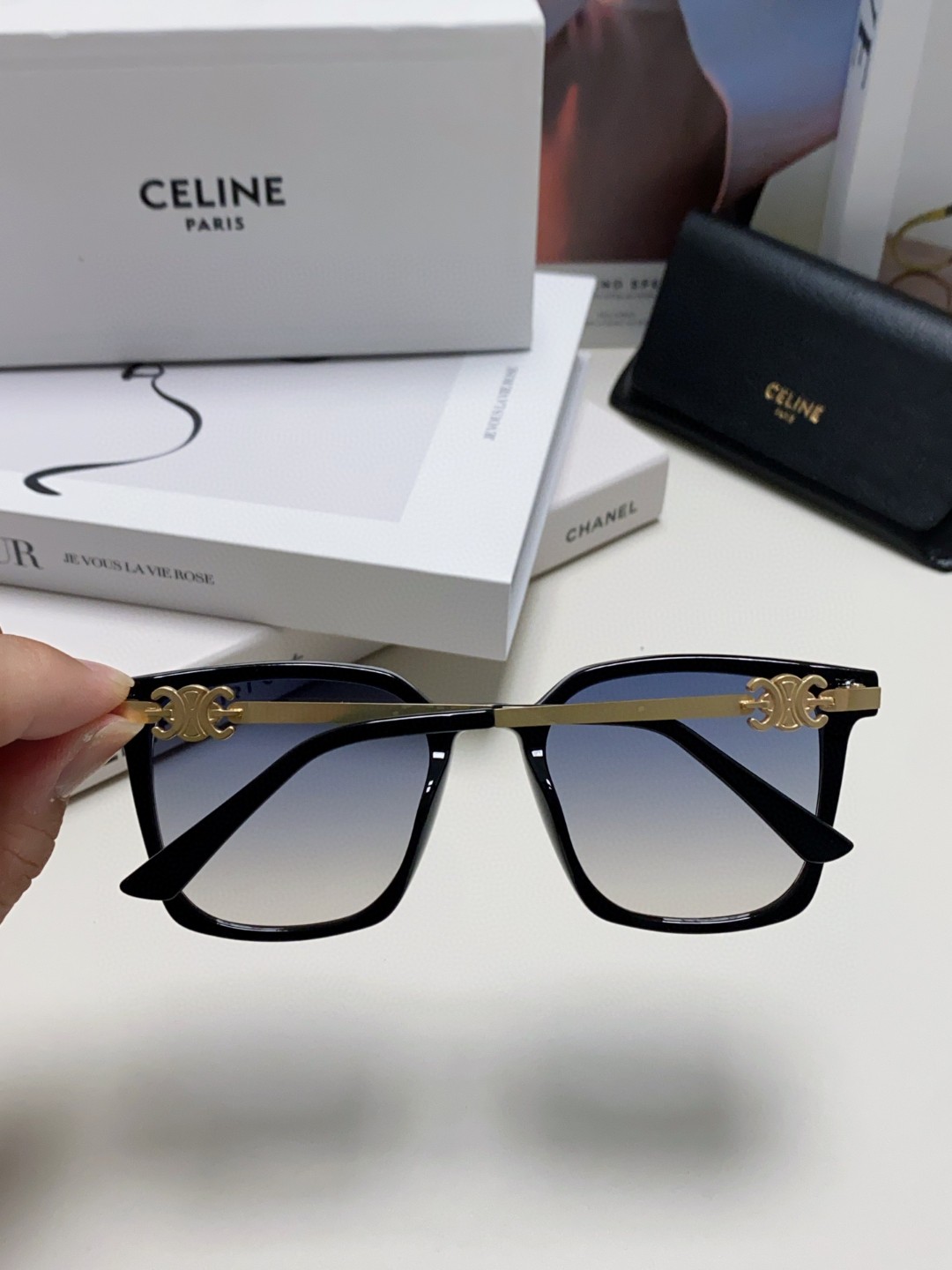  CELINE 赛琳 小红书爆款 徽标巧妙的金属装饰 简单的框型 随手一戴 尽显潮流高贵与奢华 6色
