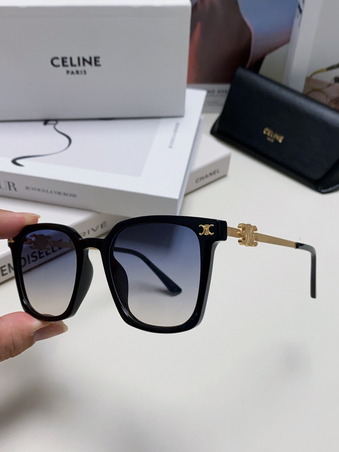  CELINE 赛琳 小红书爆款 徽标巧妙的金属装饰 简单的框型 随手一戴 尽显潮流高贵与奢华 6色