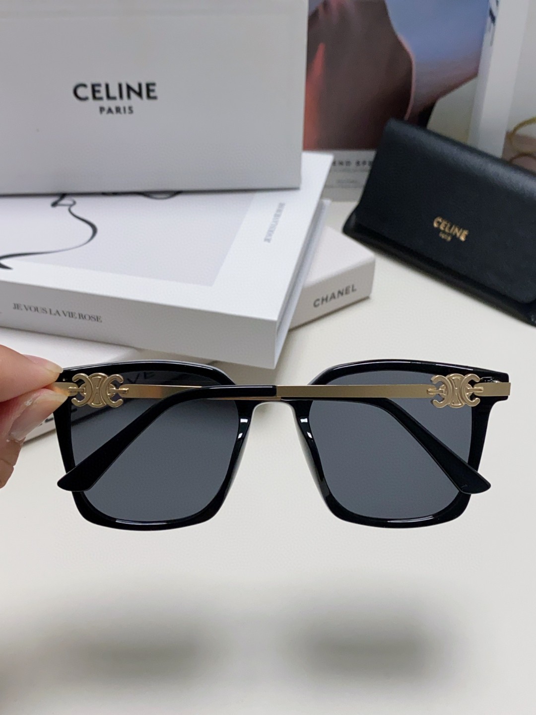  CELINE 赛琳 小红书爆款 徽标巧妙的金属装饰 简单的框型 随手一戴 尽显潮流高贵与奢华 6色