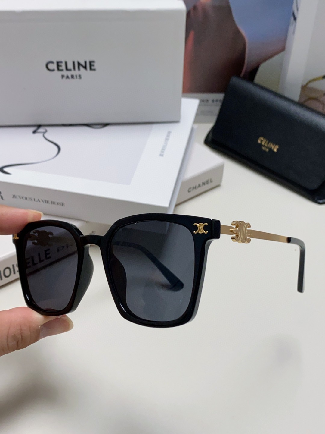  CELINE 赛琳 小红书爆款 徽标巧妙的金属装饰 简单的框型 随手一戴 尽显潮流高贵与奢华 6色
