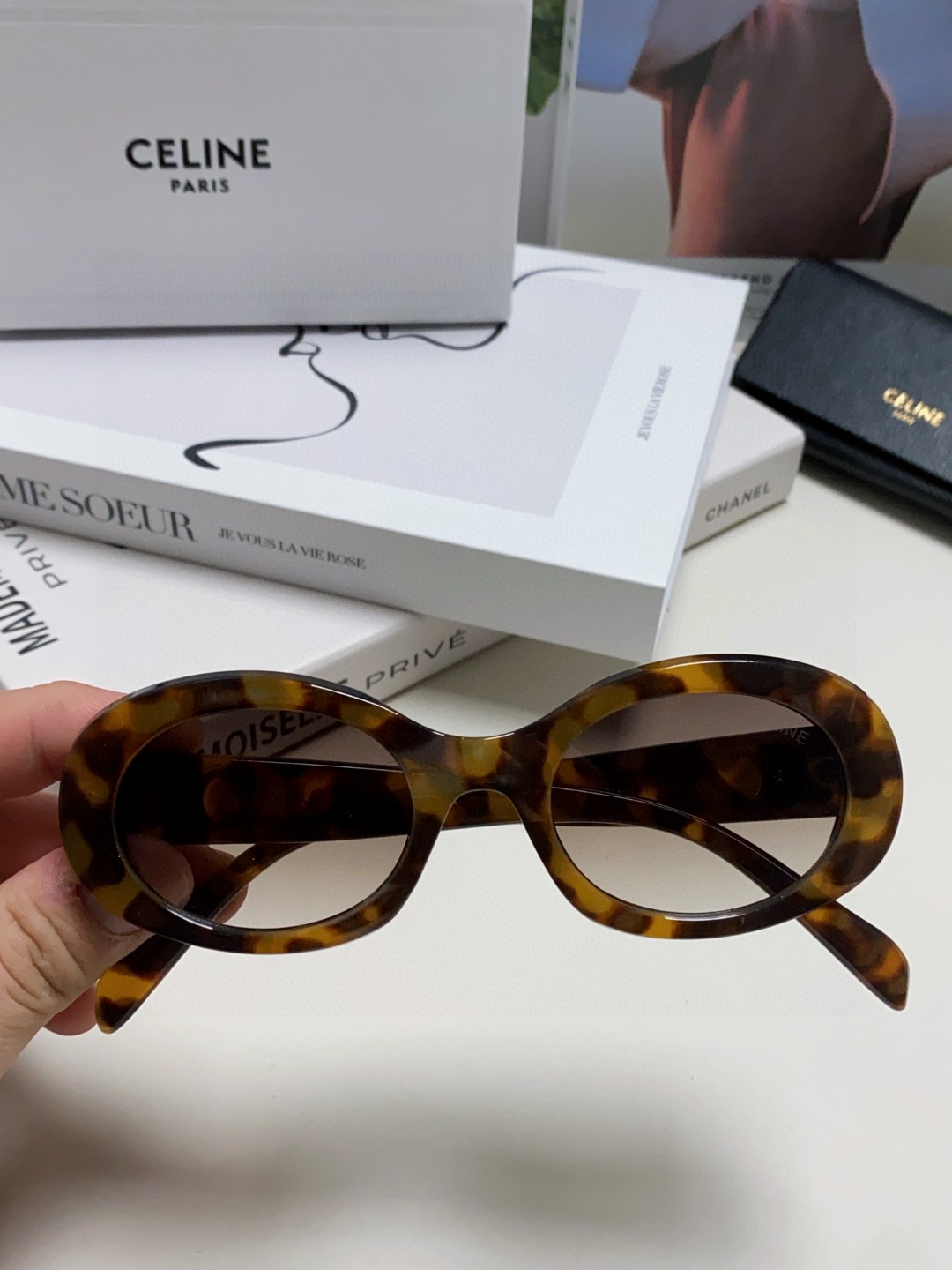  Celine CL40194 高版复刻
凯旋门太阳镜超级明星款 
毫不犹豫就下手了。。
size 52