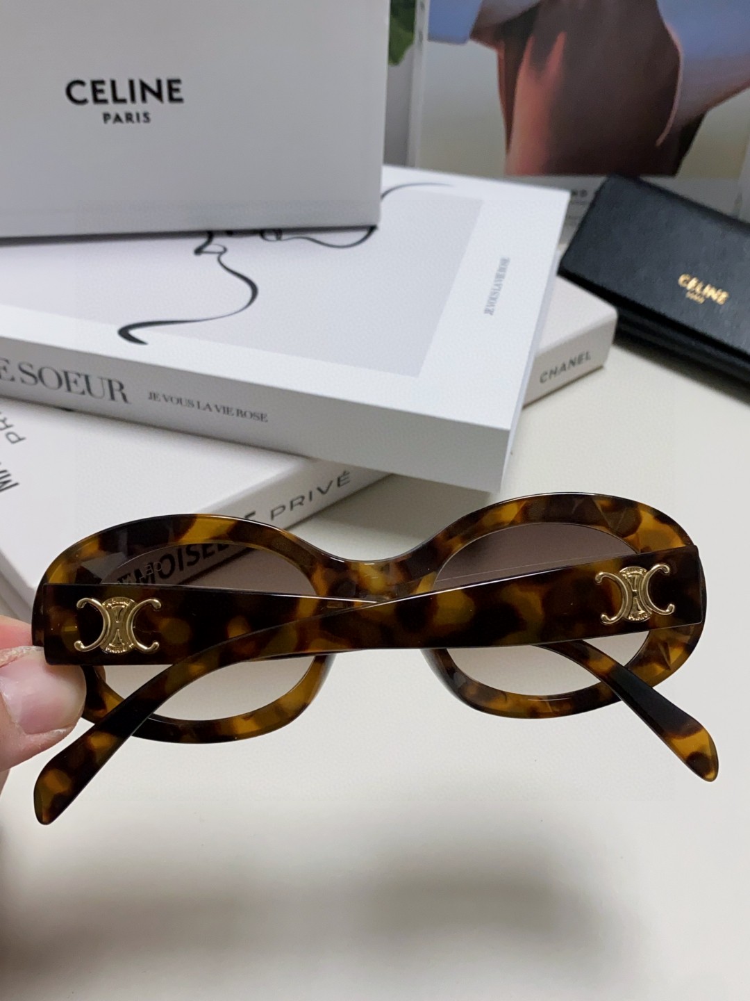  Celine CL40194 高版复刻
凯旋门太阳镜超级明星款 
毫不犹豫就下手了。。
size 52