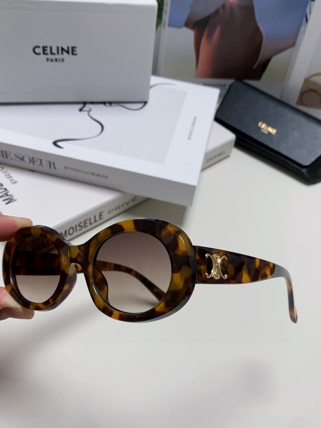  Celine CL40194 高版复刻
凯旋门太阳镜超级明星款 
毫不犹豫就下手了。。
size 52