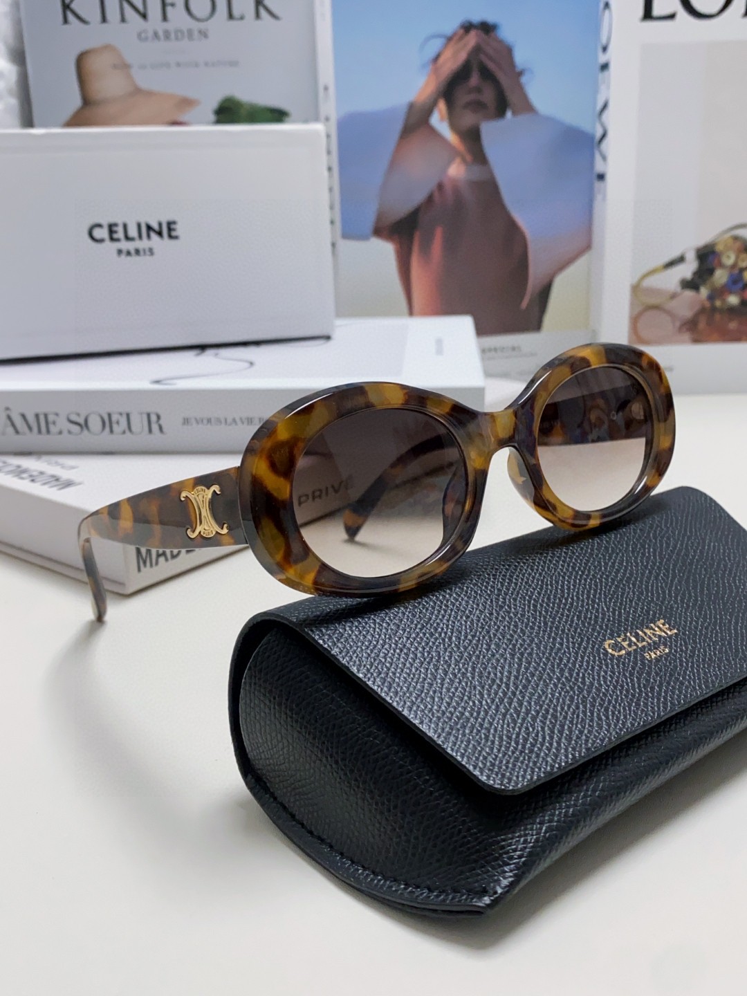  Celine CL40194 高版复刻
凯旋门太阳镜超级明星款 
毫不犹豫就下手了。。
size 52