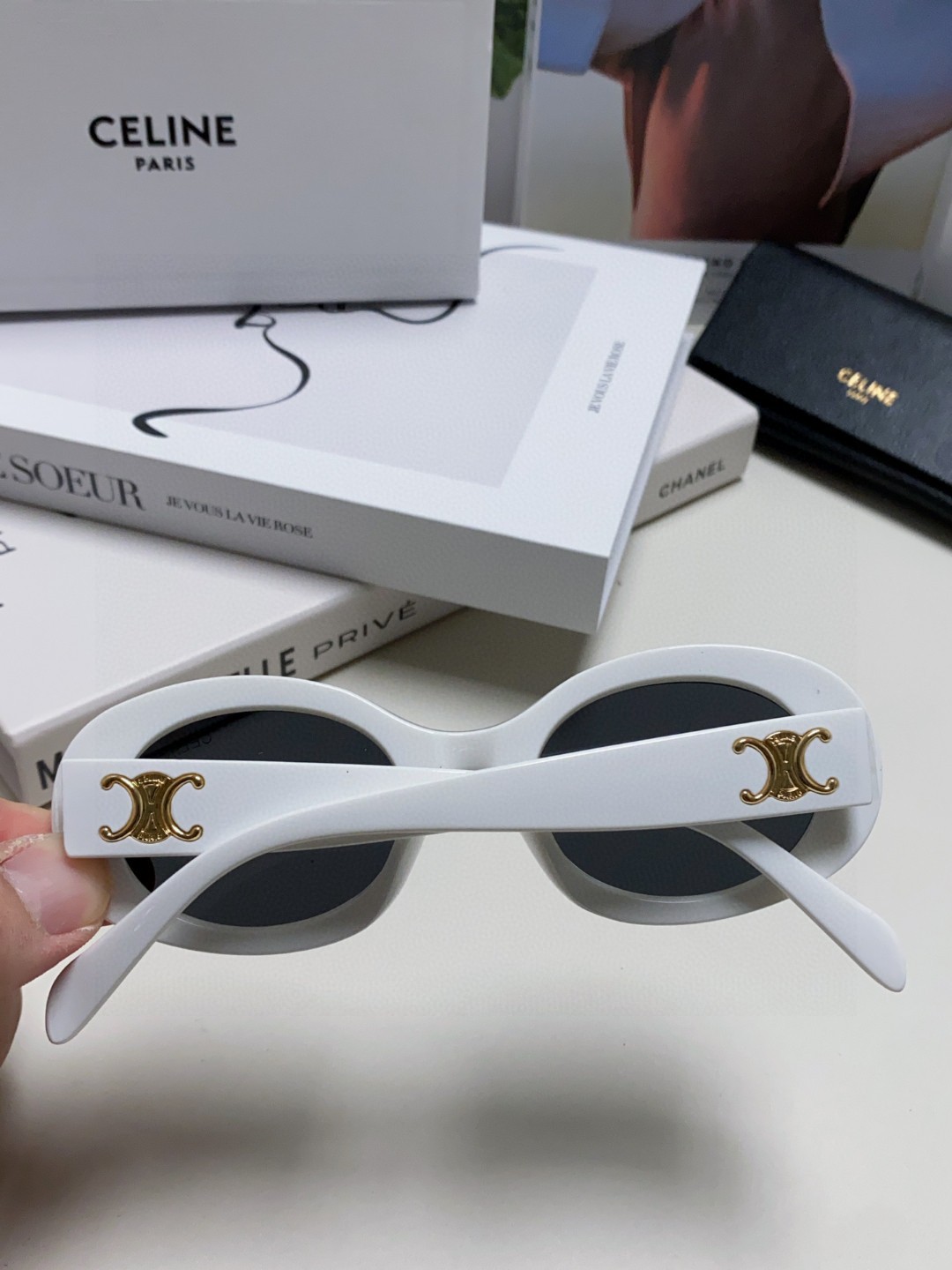  Celine CL40194 高版复刻
凯旋门太阳镜超级明星款 
毫不犹豫就下手了。。
size 52