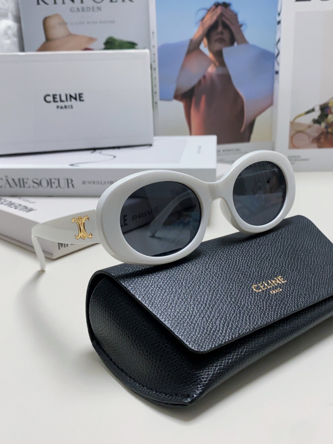  Celine CL40194 高版复刻
凯旋门太阳镜超级明星款 
毫不犹豫就下手了。。
size 52
