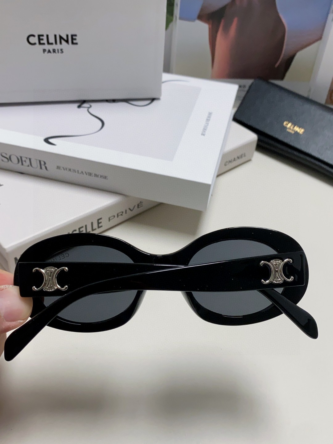  Celine CL40194 高版复刻
凯旋门太阳镜超级明星款 
毫不犹豫就下手了。。
size 52