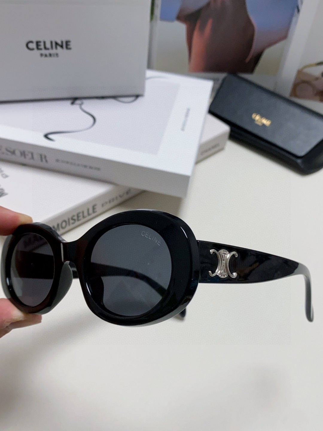  Celine CL40194 高版复刻
凯旋门太阳镜超级明星款 
毫不犹豫就下手了。。
size 52