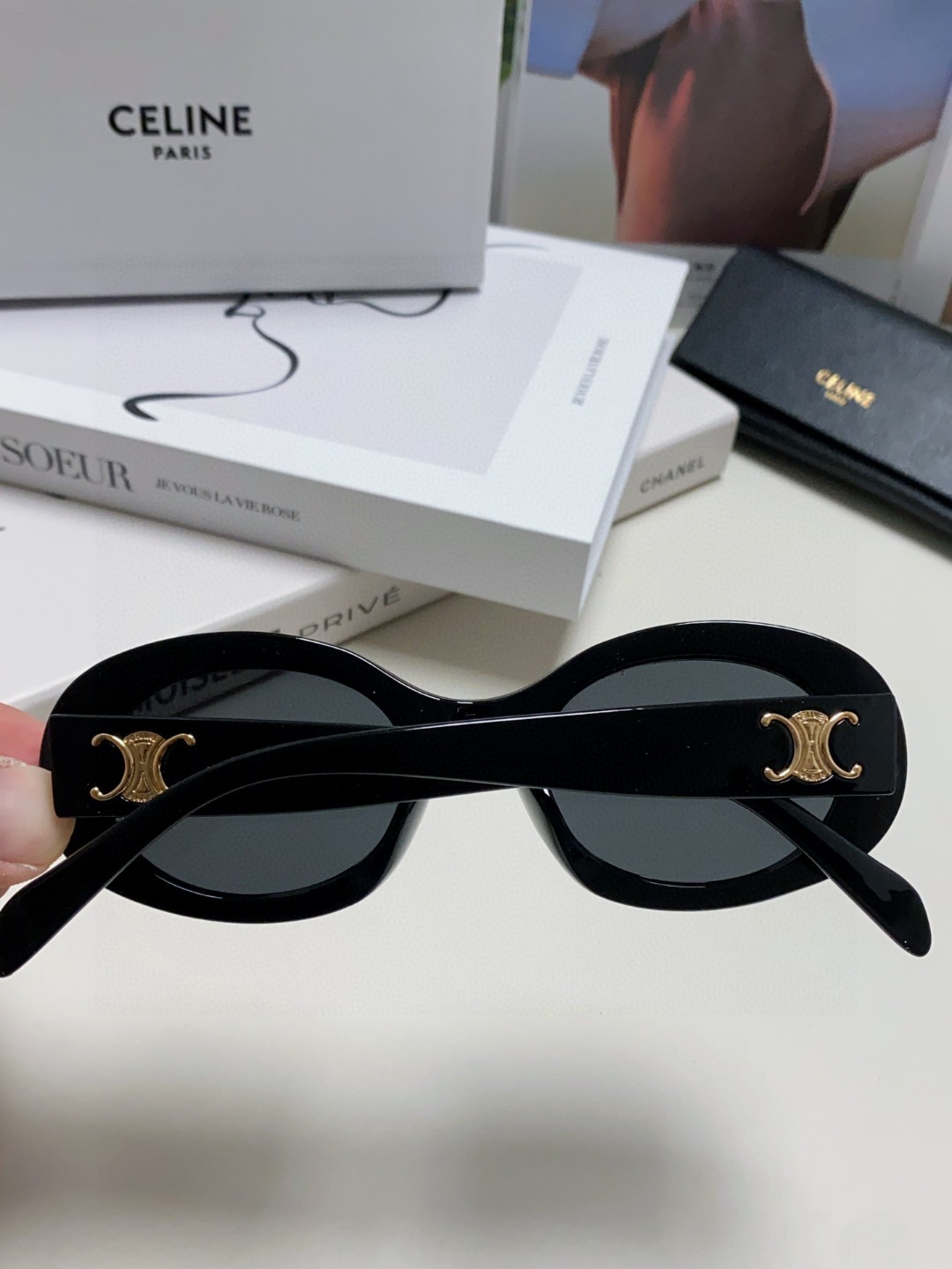  Celine CL40194 高版复刻
凯旋门太阳镜超级明星款 
毫不犹豫就下手了。。
size 52