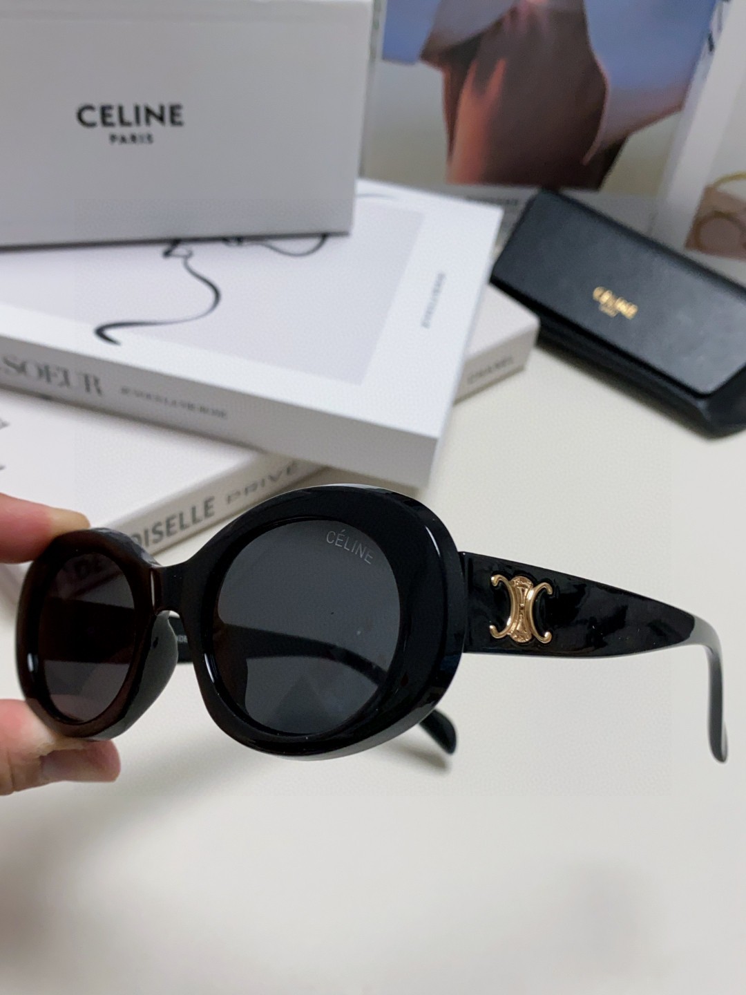  Celine CL40194 高版复刻
凯旋门太阳镜超级明星款 
毫不犹豫就下手了。。
size 52