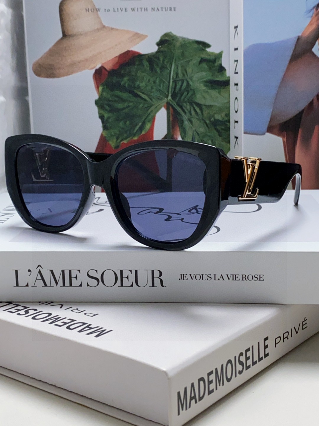 NO:252493,LV Louis Vuitton retro cat-eye butterfly sunglasses women's big frame hot girl round face showing her face small high-end anti-ultraviolet sunglasses trend women's glasses glasses sunglasses, glasses, louis vuitton, louis vuitton19860909LV路易威登 复古猫眼蝶形太阳眼镜女大框辣妹圆脸显脸小高级感防紫外线墨镜潮 女士眼镜眼镜墨镜太阳镜,眼镜,louis vuitton,louis vuitton,glasses