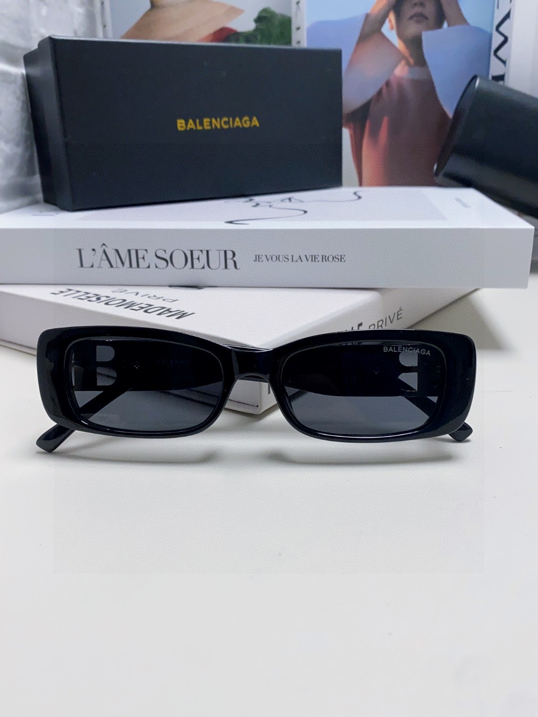  balenciaga 巴黎世家
你和女明星只差这副BALENCIAGA墨镜
这副真的太酷啦~
好多时尚