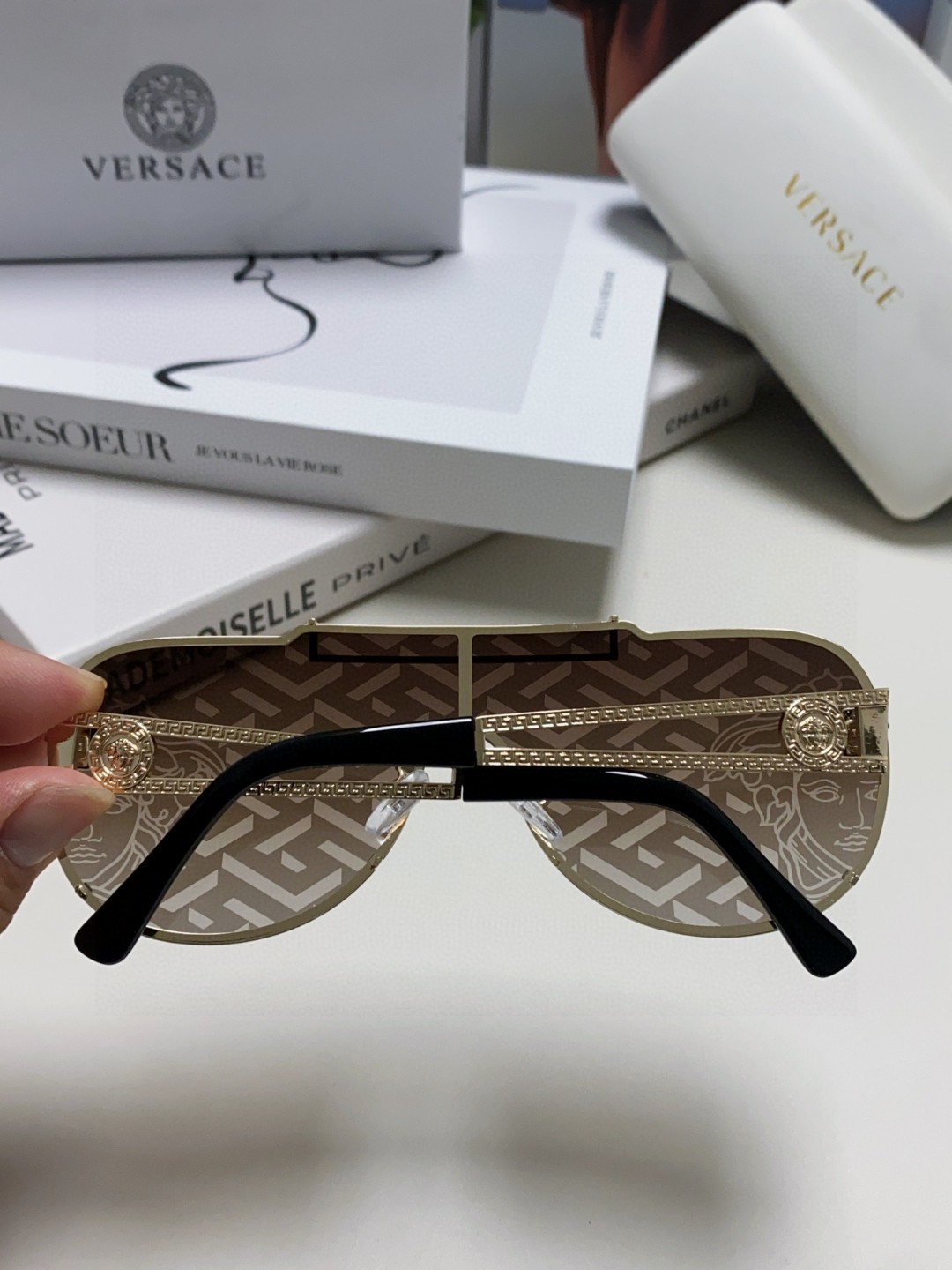  Versace范思哲 2024新款潮流大框字母太阳眼镜女防紫外线连体水印镜片男女百搭墨镜