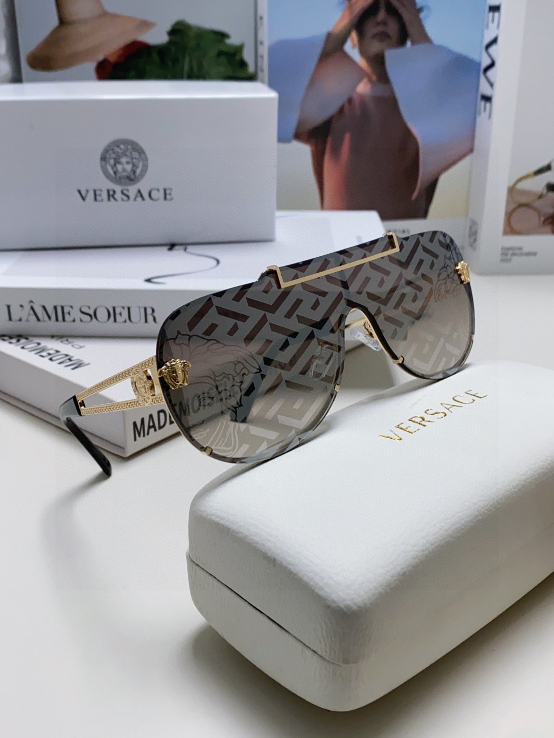  Versace范思哲 2024新款潮流大框字母太阳眼镜女防紫外线连体水印镜片男女百搭墨镜
