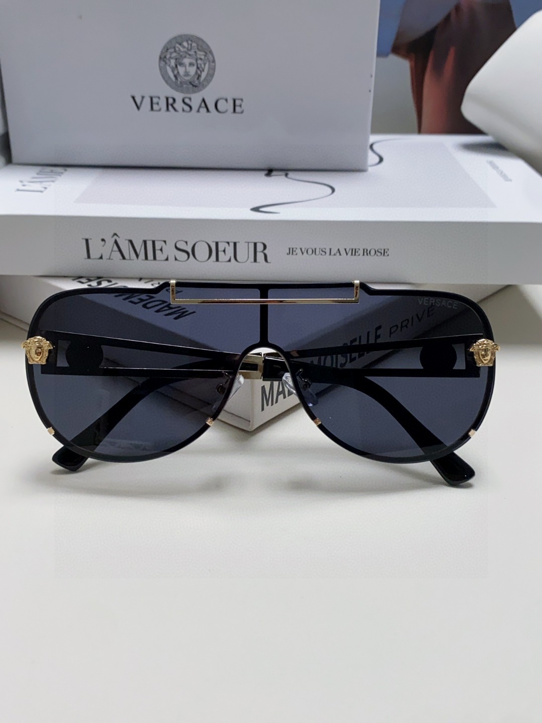  Versace范思哲 2024新款潮流大框字母太阳眼镜女防紫外线连体水印镜片男女百搭墨镜