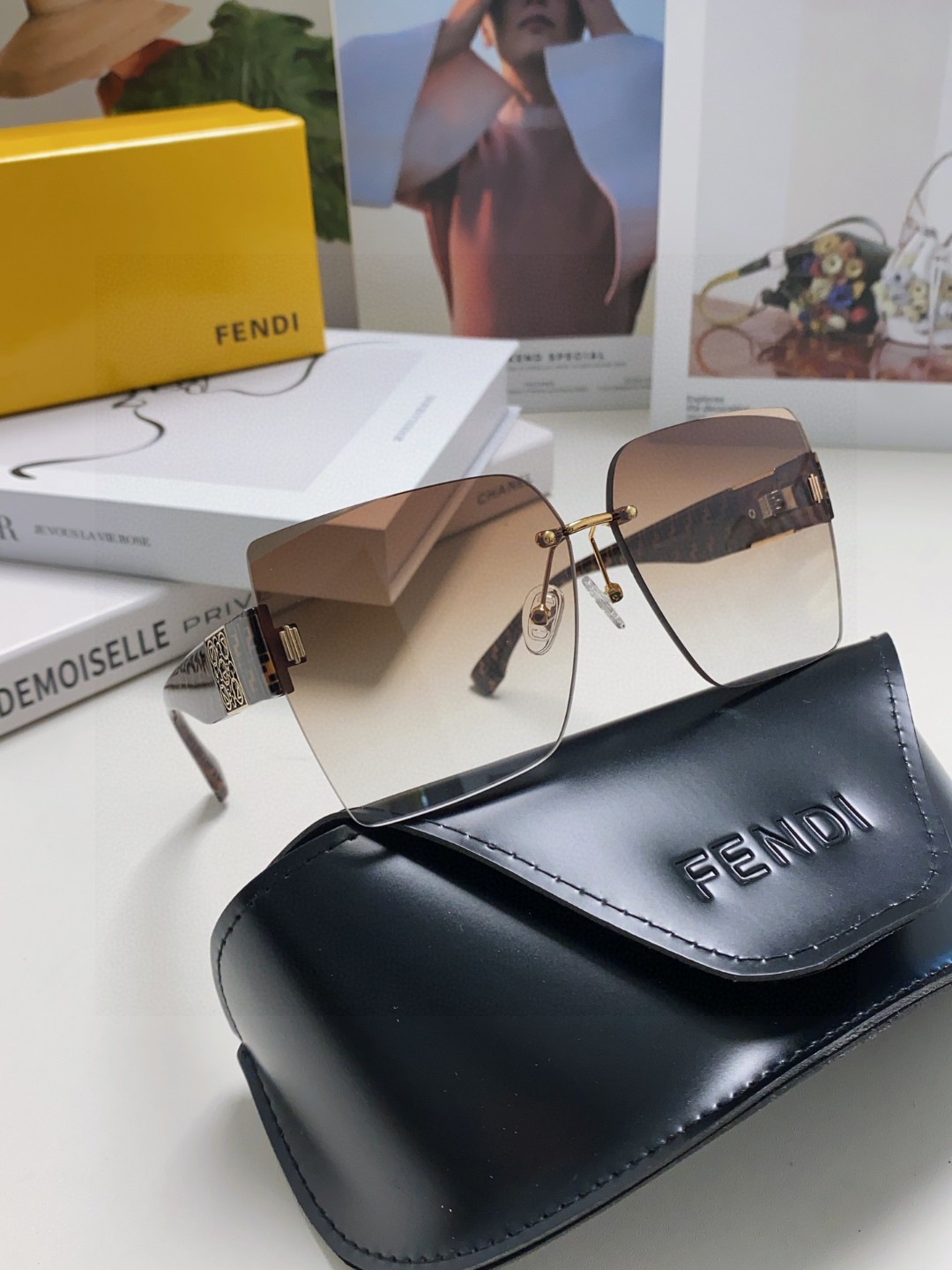 FENDI 芬迪 2024开春新款 潮流爆款 时尚方框偏光太阳镜 高品质 佩戴舒适 网红潮款墨镜 女士