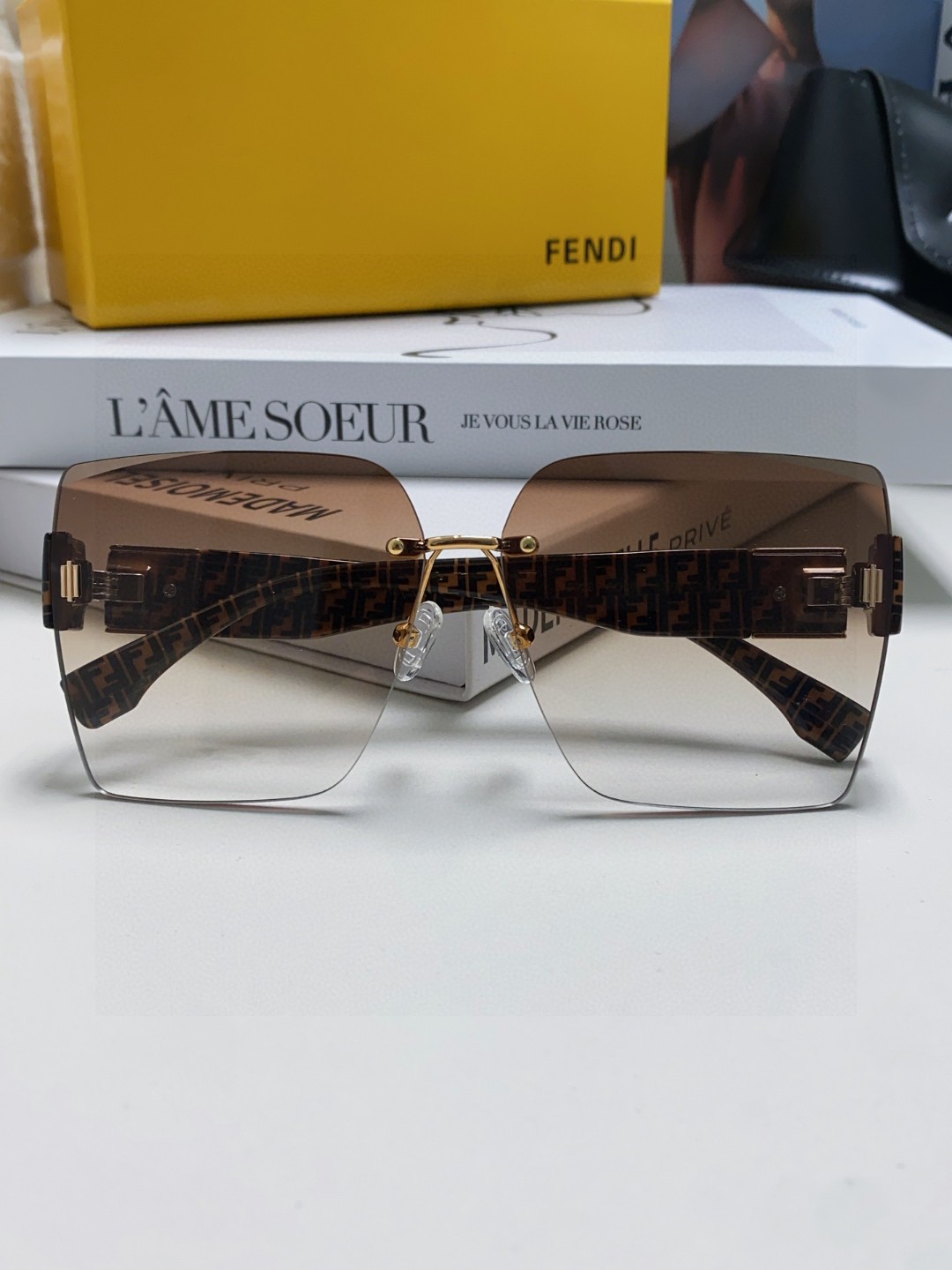  FENDI 芬迪 2024开春新款 潮流爆款 时尚方框偏光太阳镜 高品质 佩戴舒适 网红潮款墨镜 女士