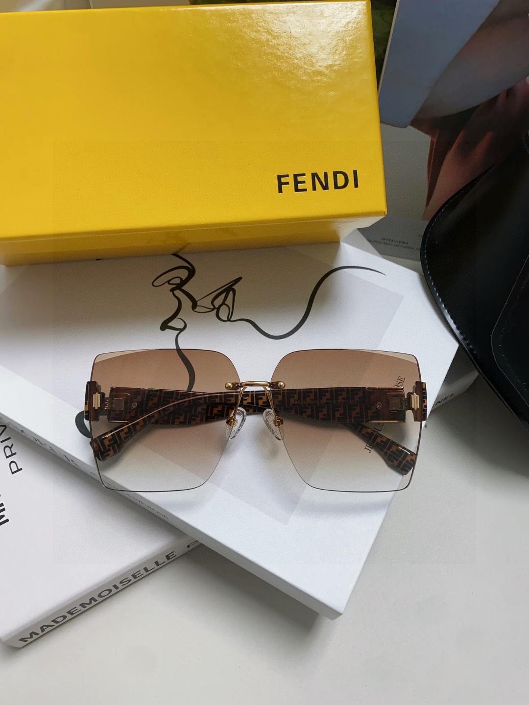  FENDI 芬迪 2024开春新款 潮流爆款 时尚方框偏光太阳镜 高品质 佩戴舒适 网红潮款墨镜 女士