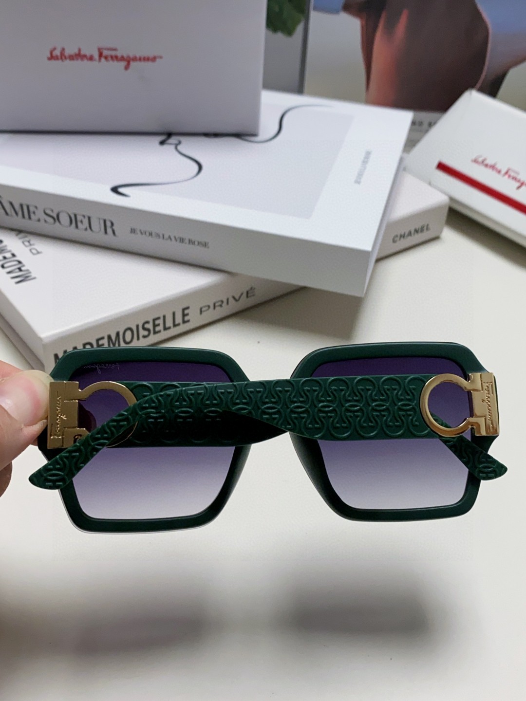  Ferragamo菲拉格慕2025新品 欧美新款男生个性太阳镜女士防紫外线墨镜时尚运动情侣 高端大气 
