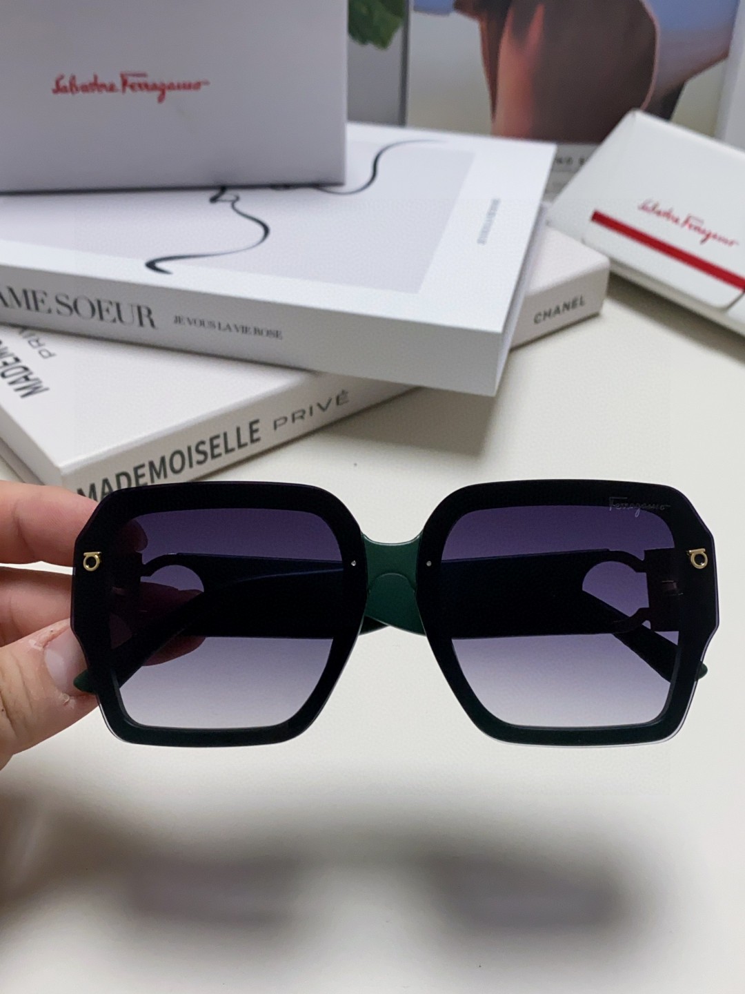  Ferragamo菲拉格慕2025新品 欧美新款男生个性太阳镜女士防紫外线墨镜时尚运动情侣 高端大气 