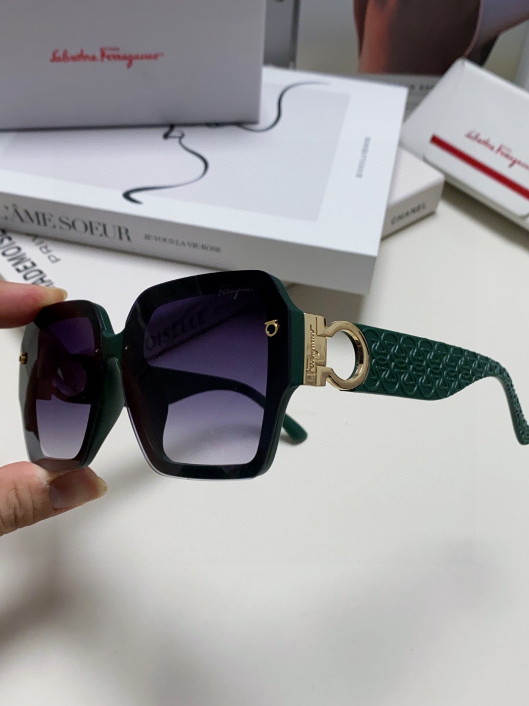  Ferragamo菲拉格慕2025新品 欧美新款男生个性太阳镜女士防紫外线墨镜时尚运动情侣 高端大气 