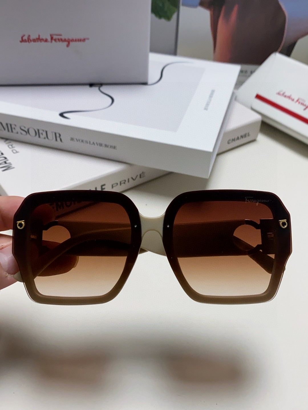  Ferragamo菲拉格慕2025新品 欧美新款男生个性太阳镜女士防紫外线墨镜时尚运动情侣 高端大气 