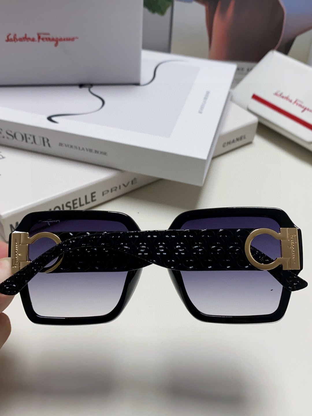  Ferragamo菲拉格慕2025新品 欧美新款男生个性太阳镜女士防紫外线墨镜时尚运动情侣 高端大气 
