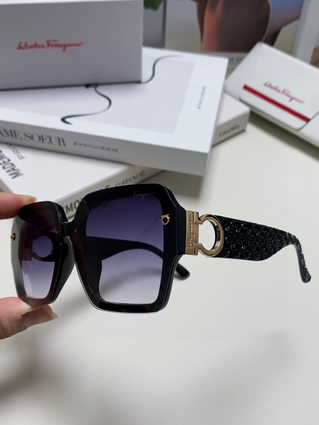  Ferragamo菲拉格慕2025新品 欧美新款男生个性太阳镜女士防紫外线墨镜时尚运动情侣 高端大气 