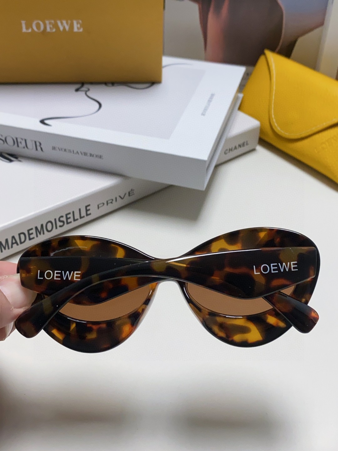  Loewe罗意威2025新款充气型椭圆太阳眼镜 时尚明星遮阳墨镜 大嘴唇 搞怪嘻哈欧美风 LW4009