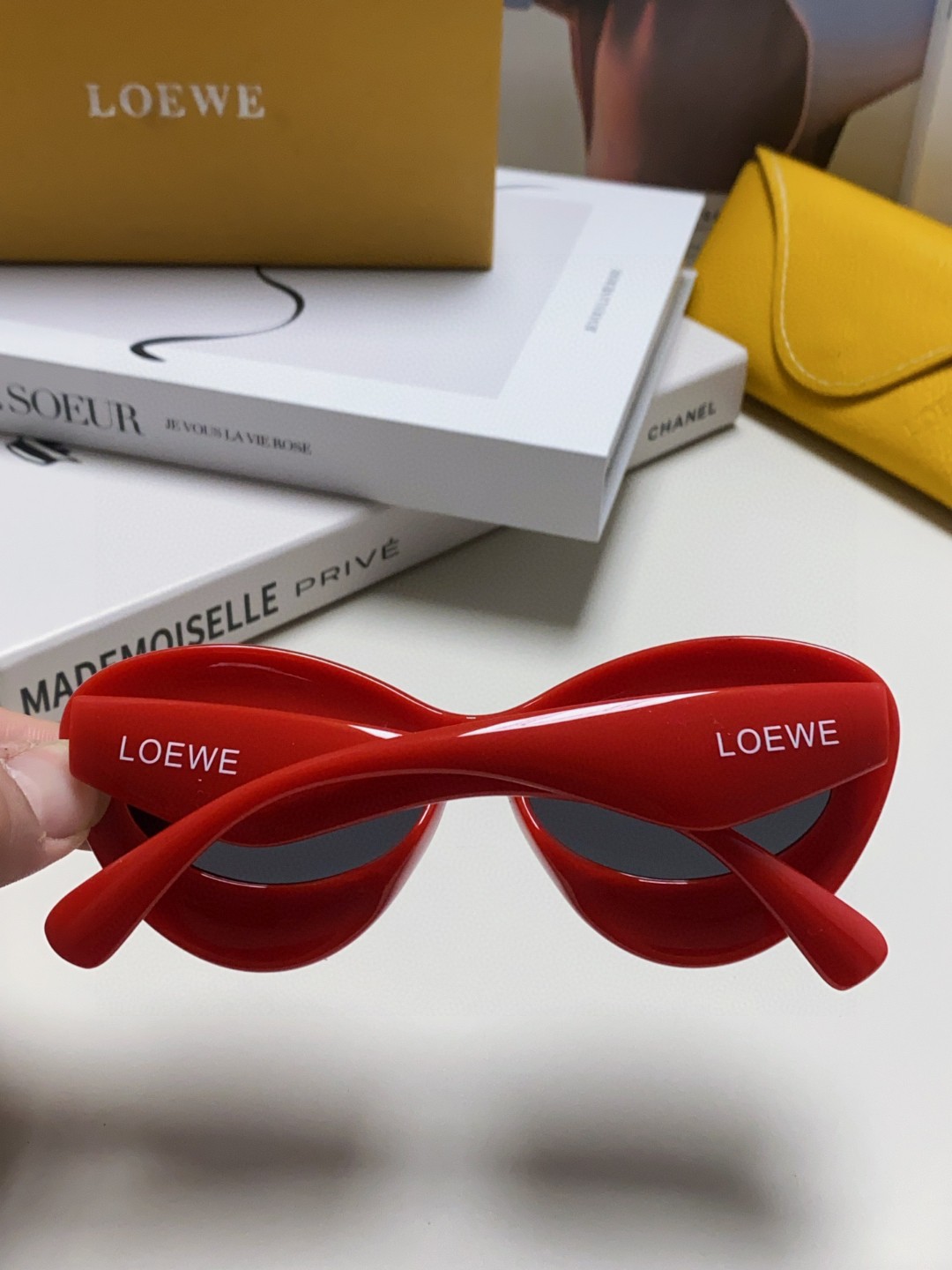  Loewe罗意威2025新款充气型椭圆太阳眼镜 时尚明星遮阳墨镜 大嘴唇 搞怪嘻哈欧美风 LW4009