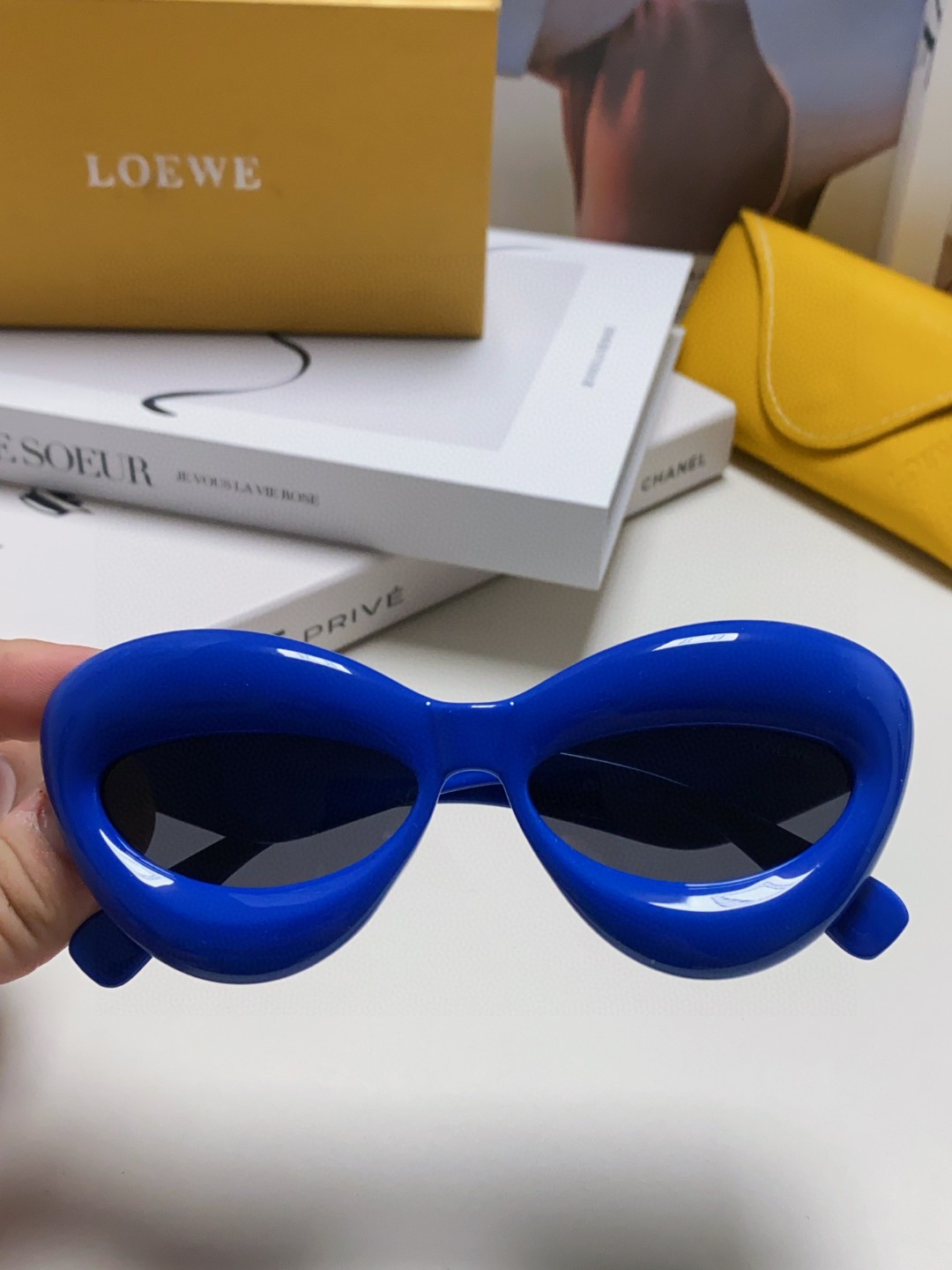  Loewe罗意威2025新款充气型椭圆太阳眼镜 时尚明星遮阳墨镜 大嘴唇 搞怪嘻哈欧美风 LW4009