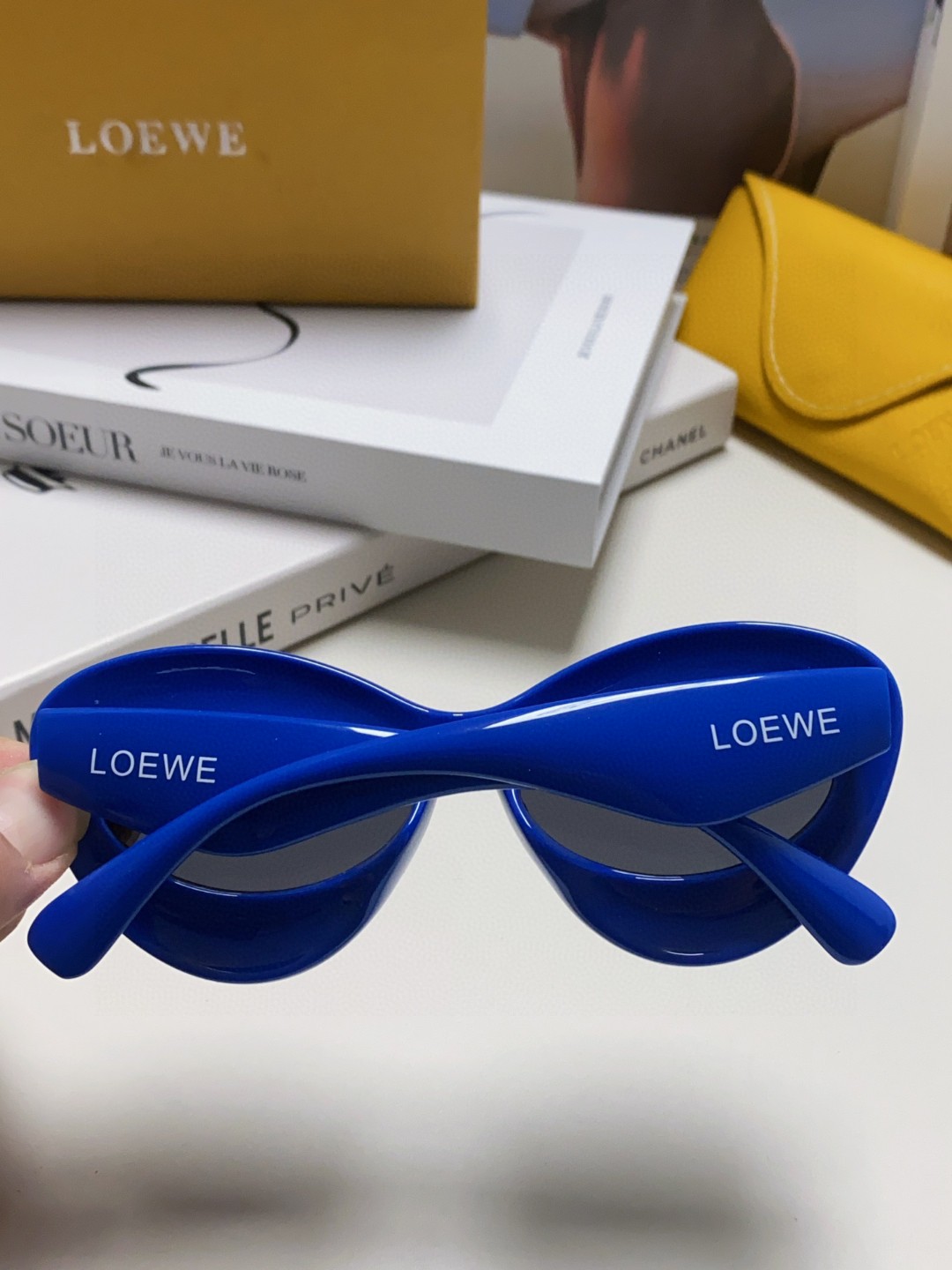  Loewe罗意威2025新款充气型椭圆太阳眼镜 时尚明星遮阳墨镜 大嘴唇 搞怪嘻哈欧美风 LW4009