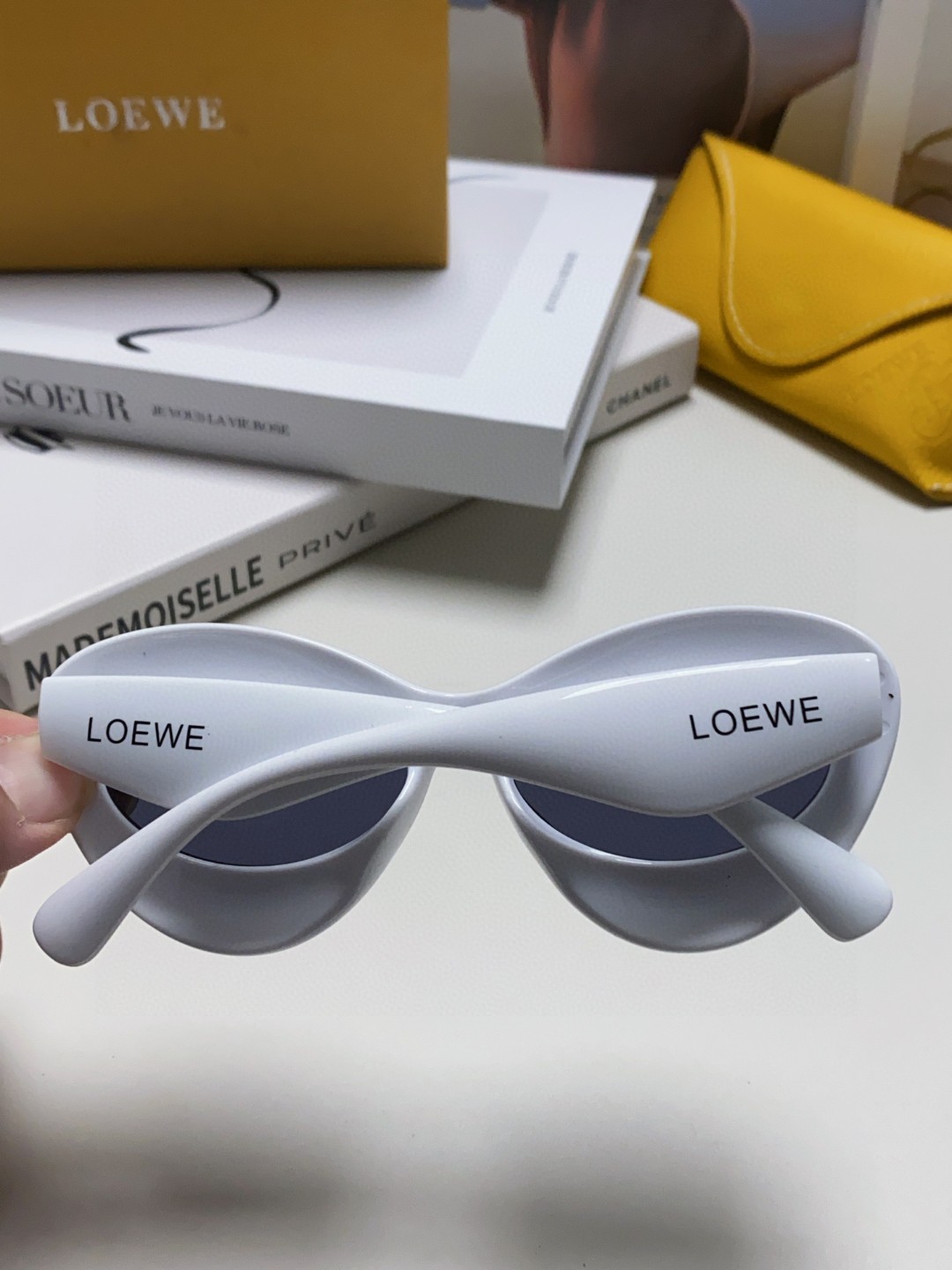  Loewe罗意威2025新款充气型椭圆太阳眼镜 时尚明星遮阳墨镜 大嘴唇 搞怪嘻哈欧美风 LW4009