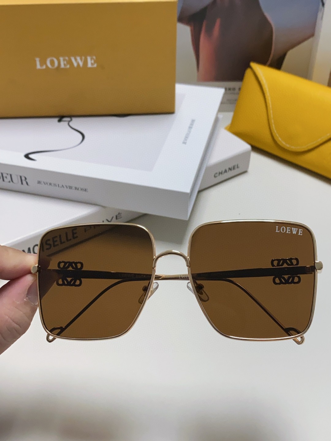  Loew罗意威 2025新款金属方形太阳镜🕶️3.0钻石切割镜片 镜脚上饰有金色饰面。
MODEL：L