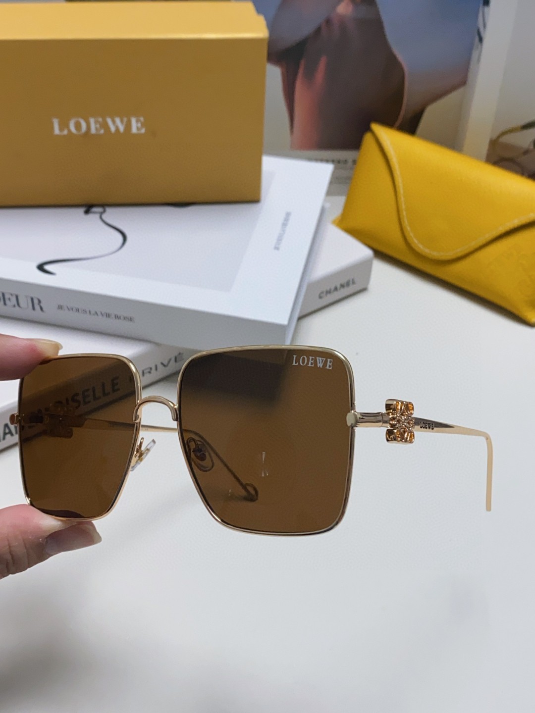  Loew罗意威 2025新款金属方形太阳镜🕶️3.0钻石切割镜片 镜脚上饰有金色饰面。
MODEL：L
