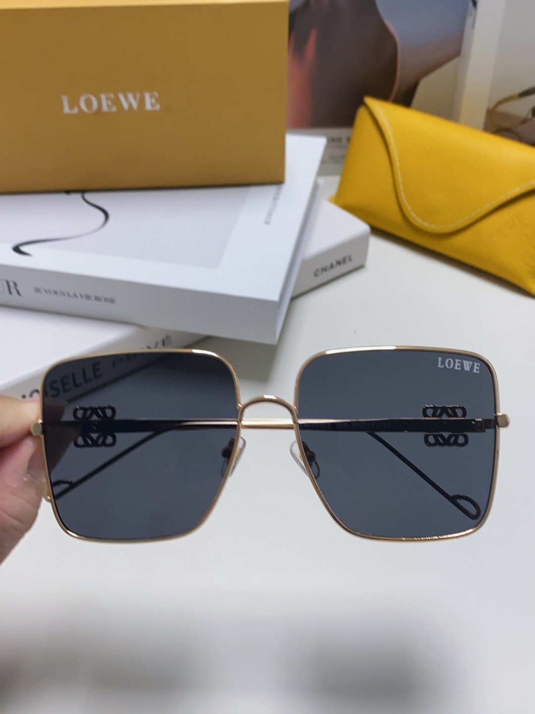  Loew罗意威 2025新款金属方形太阳镜🕶️3.0钻石切割镜片 镜脚上饰有金色饰面。
MODEL：L