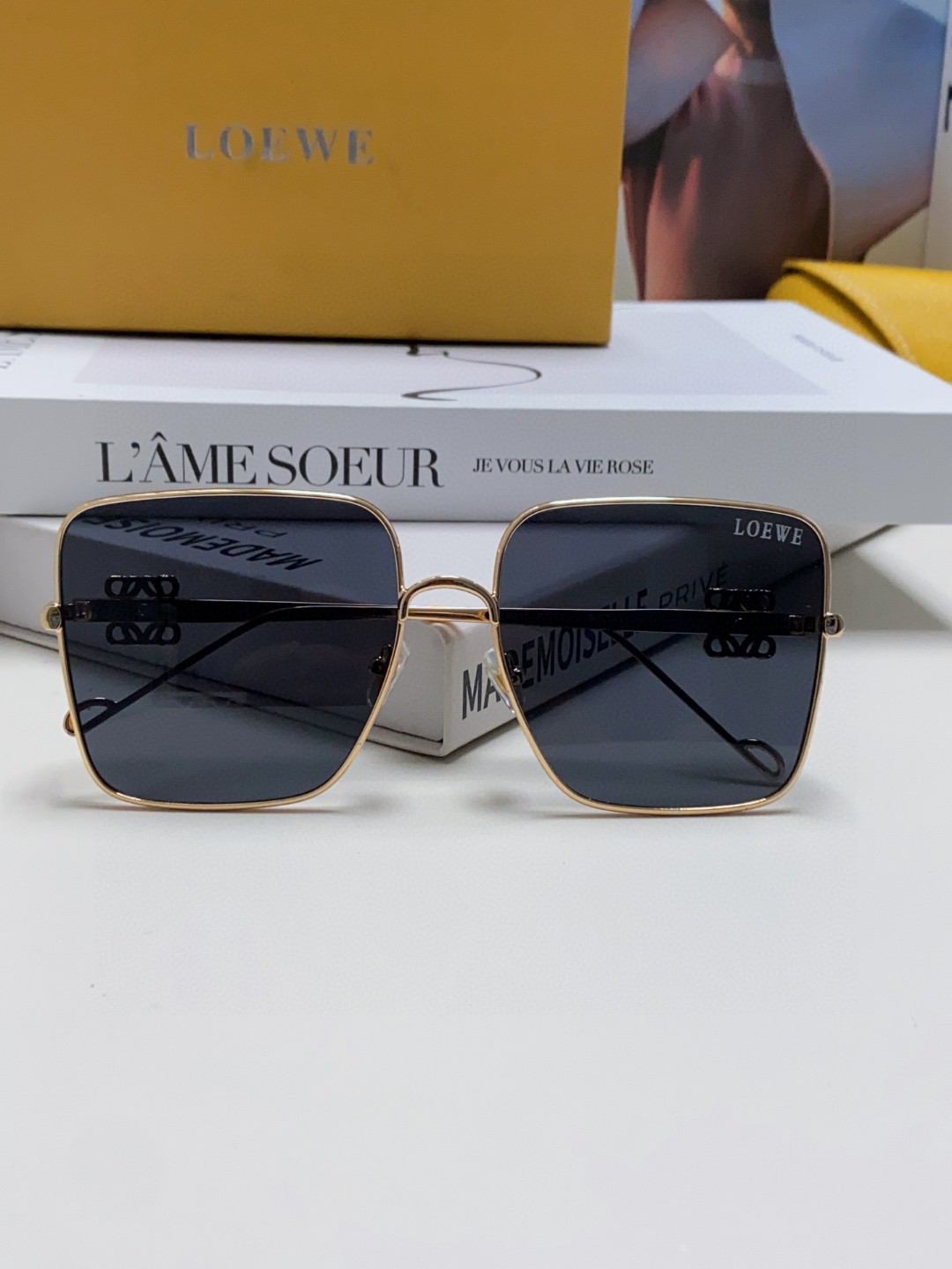  Loew罗意威 2025新款金属方形太阳镜🕶️3.0钻石切割镜片 镜脚上饰有金色饰面。
MODEL：L