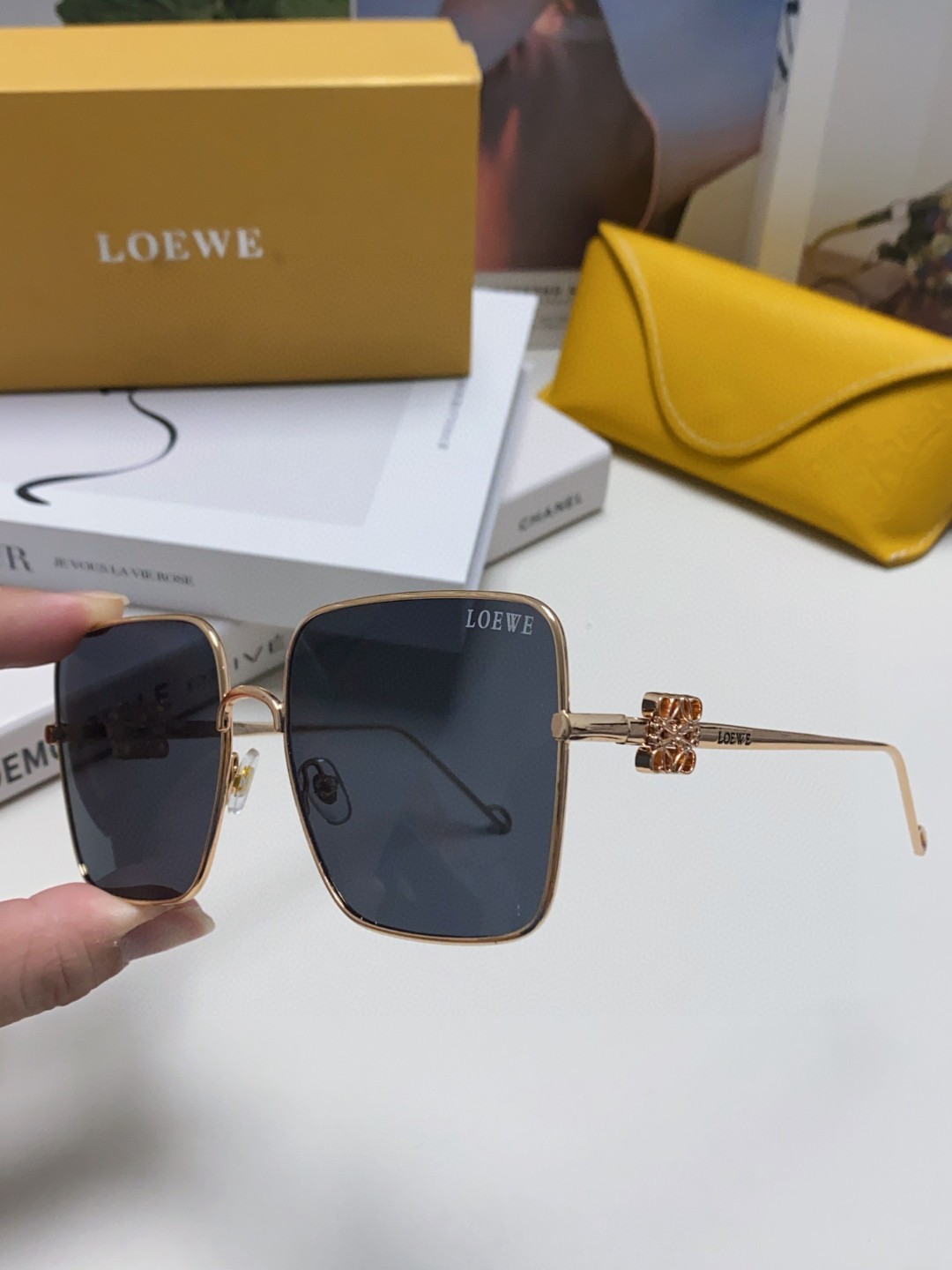  Loew罗意威 2025新款金属方形太阳镜🕶️3.0钻石切割镜片 镜脚上饰有金色饰面。
MODEL：L