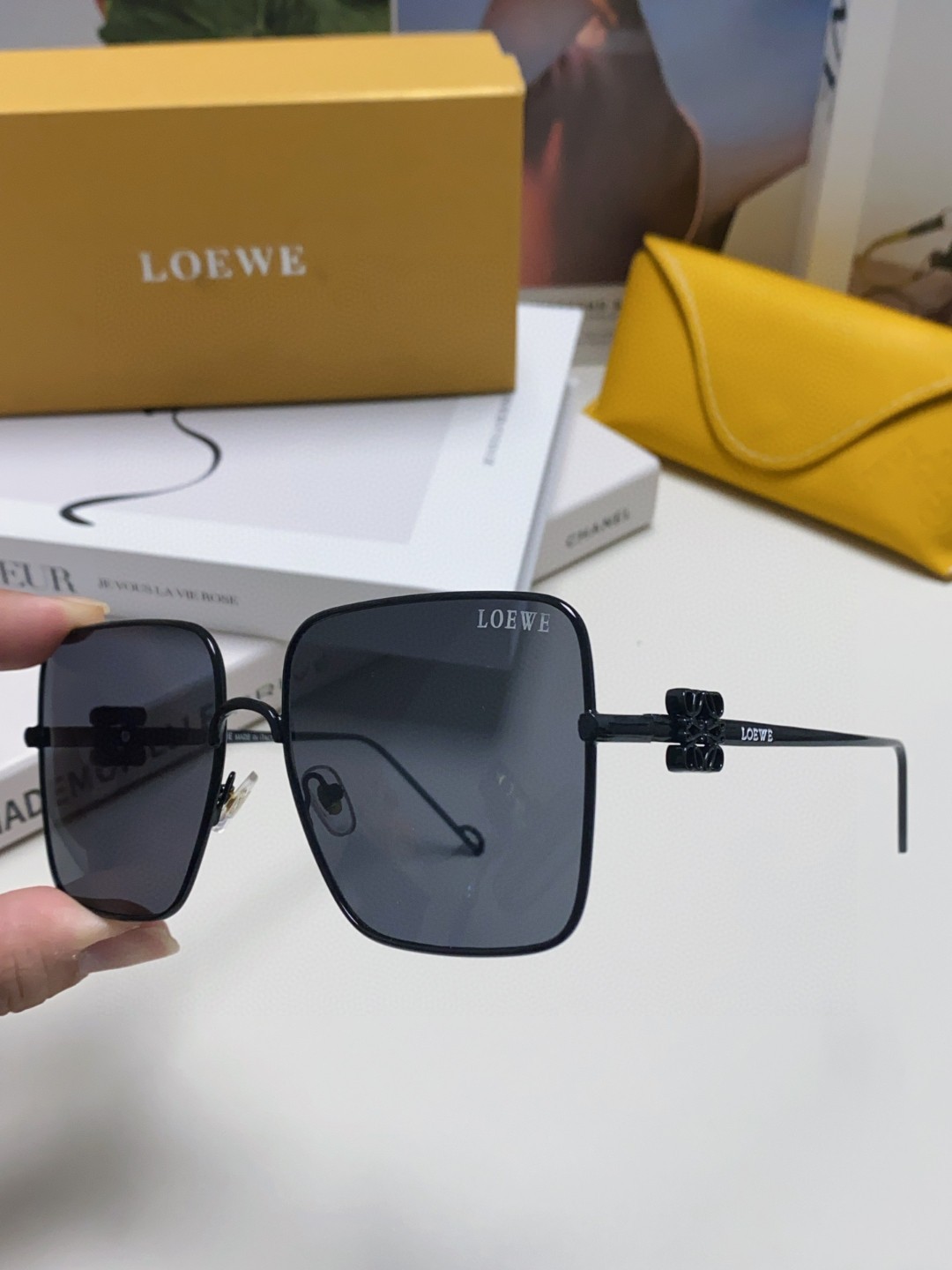  Loew罗意威 2025新款金属方形太阳镜🕶️3.0钻石切割镜片 镜脚上饰有金色饰面。
MODEL：L