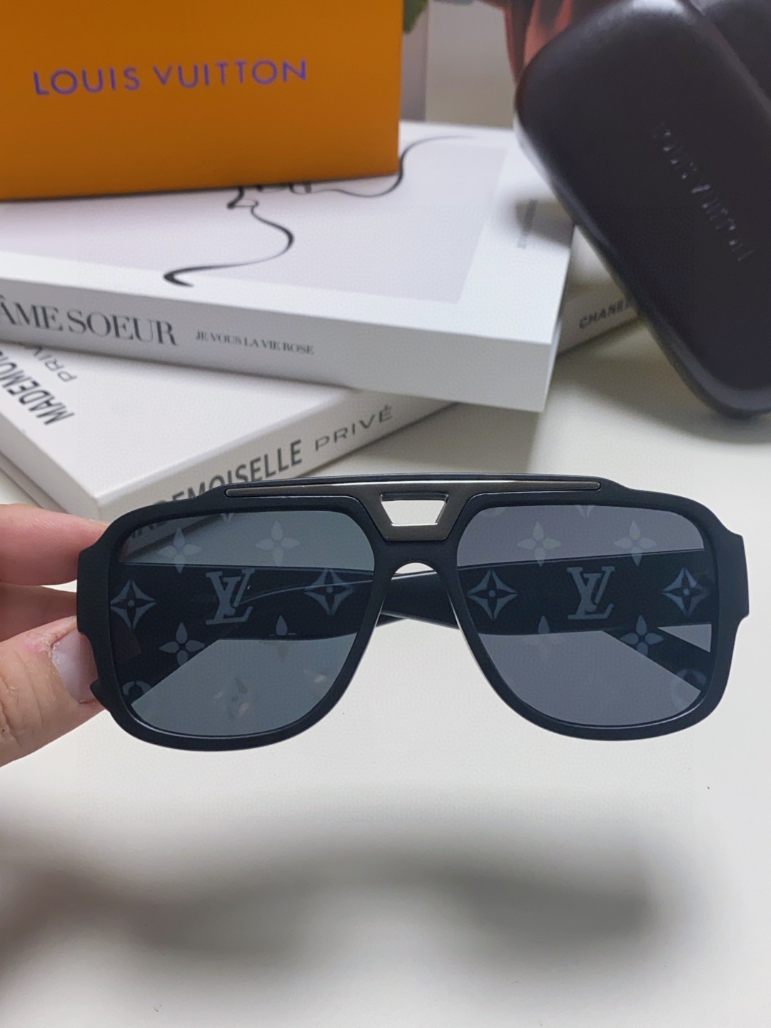  LV路易威登 2025新款明星同款防晒潮流遮阳时尚ins单品街拍开车矩形墨镜 男女通用