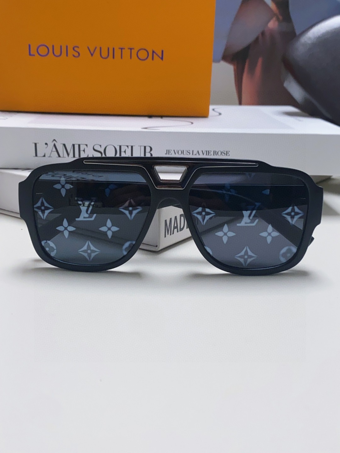  LV路易威登 2025新款明星同款防晒潮流遮阳时尚ins单品街拍开车矩形墨镜 男女通用