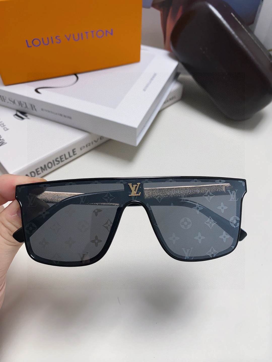  LV路易威登，镜片logo一点都不会影响视线
非常重工！细节多到壕无人性

打造出锋芒毕露的前框造型
