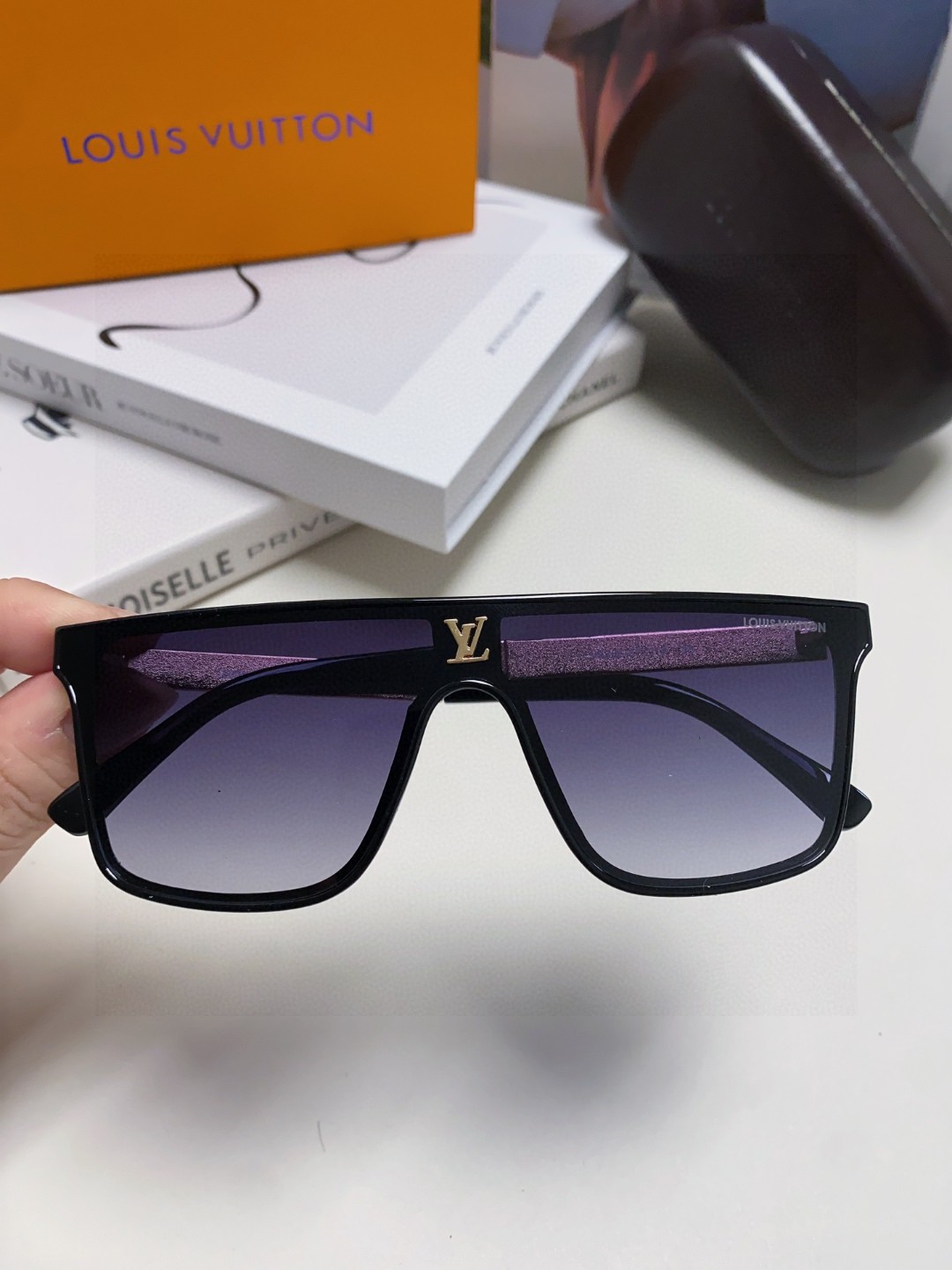  LV路易威登，镜片logo一点都不会影响视线
非常重工！细节多到壕无人性

打造出锋芒毕露的前框造型
